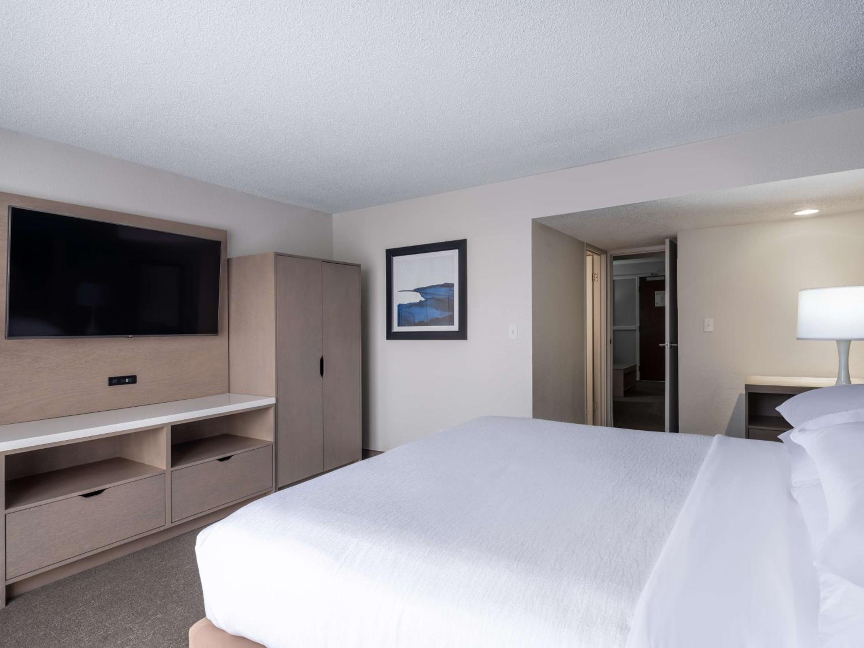 Executive King Suite - Non-Smoking - Photo 6
