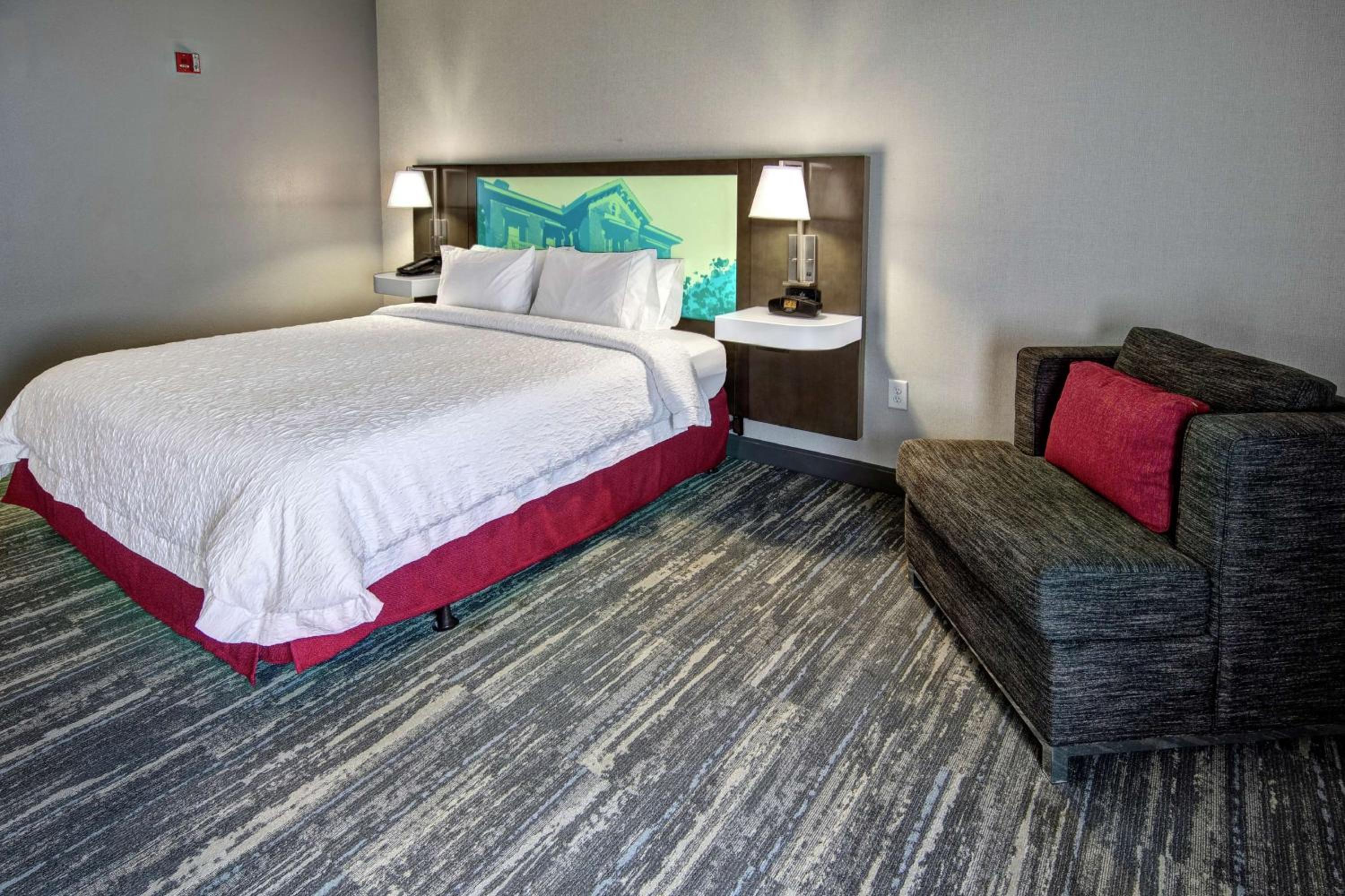 King Room with Accessible Tub - Mobility and Hearing Access/Non-Smoking - Photo 2