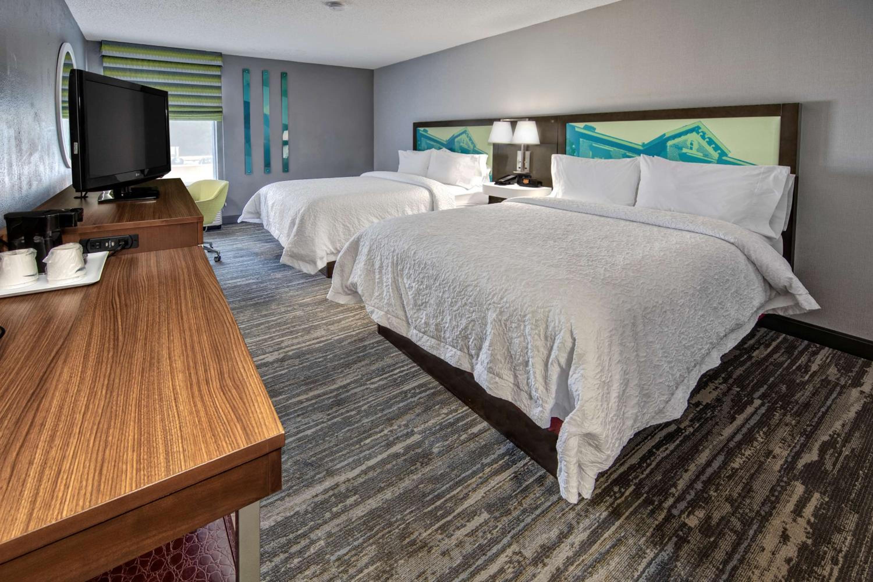 Room with Two Queen Beds - Non-Smoking - Photo 3