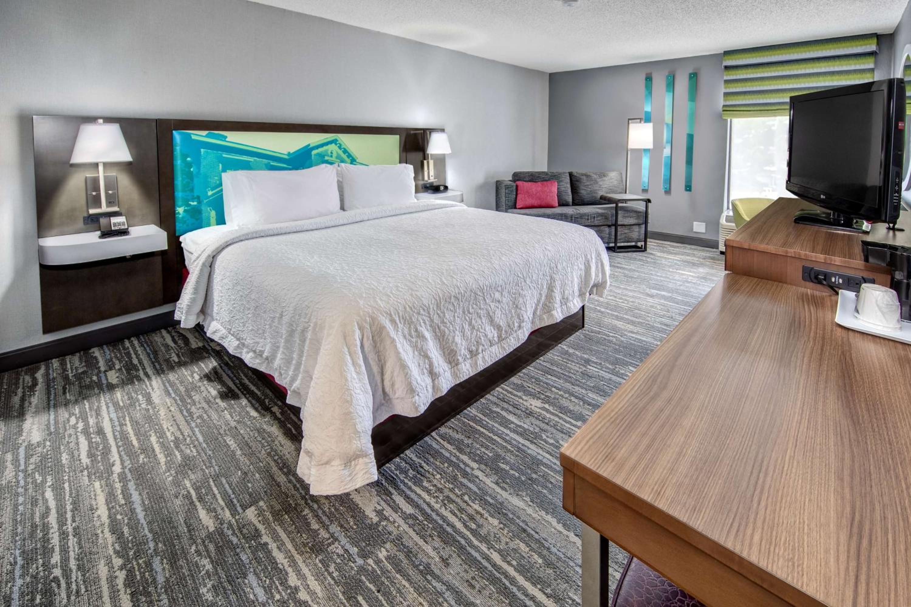 King Room with King Bed - Non-Smoking - Photo 2