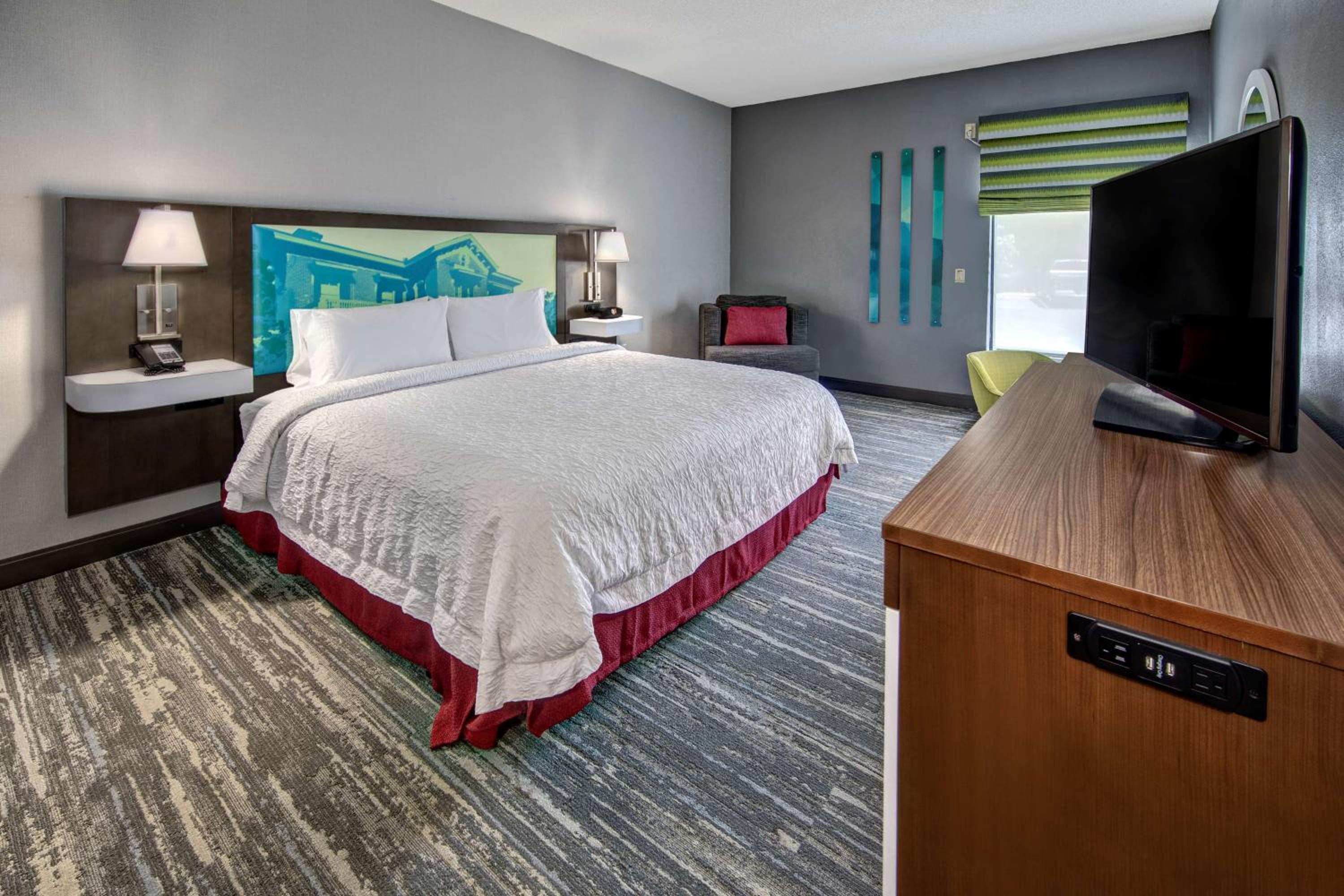 King Room with King Bed - Non-Smoking - Photo 1