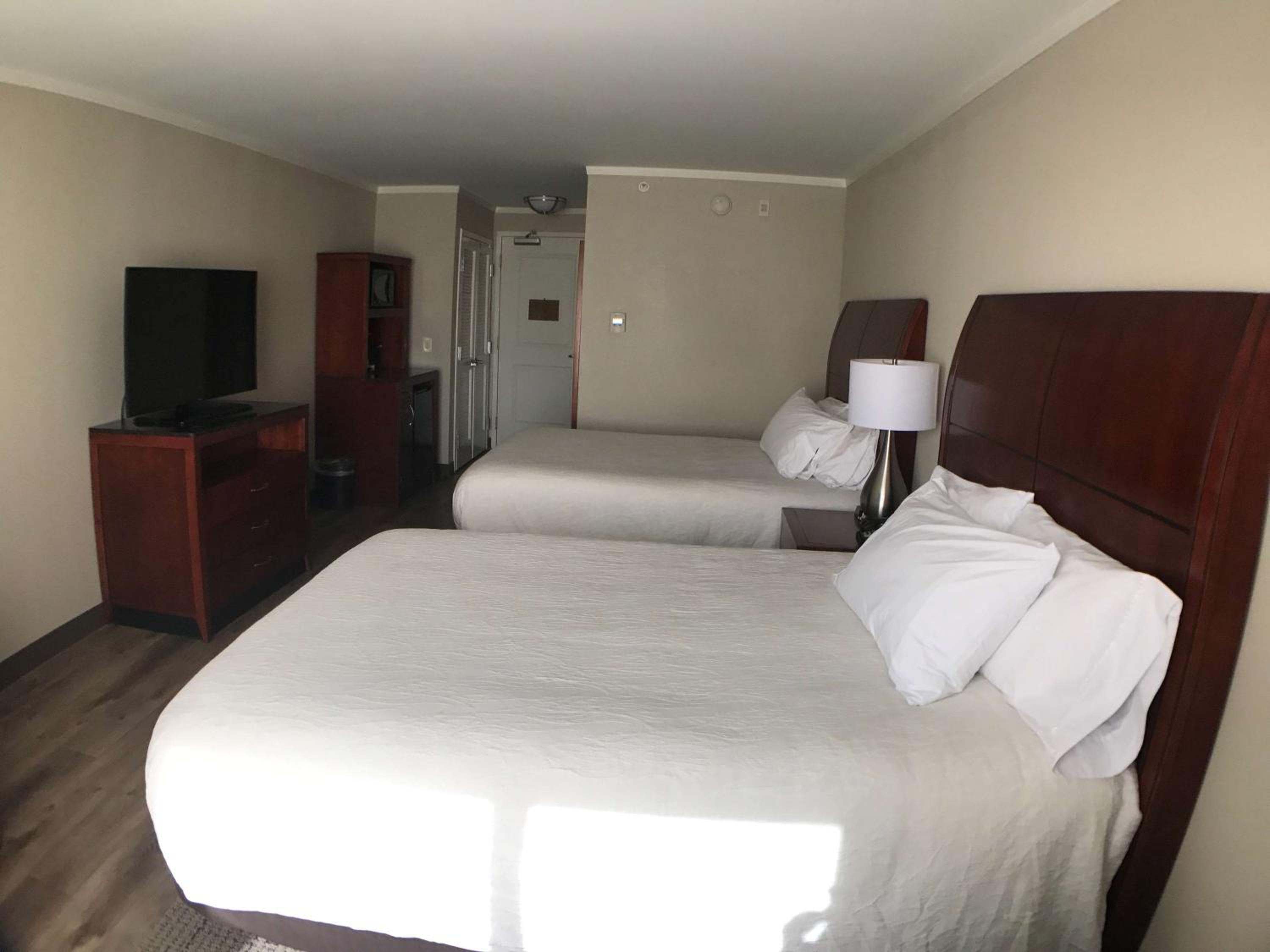 Queen Room with Two Queen Beds - Photo 4
