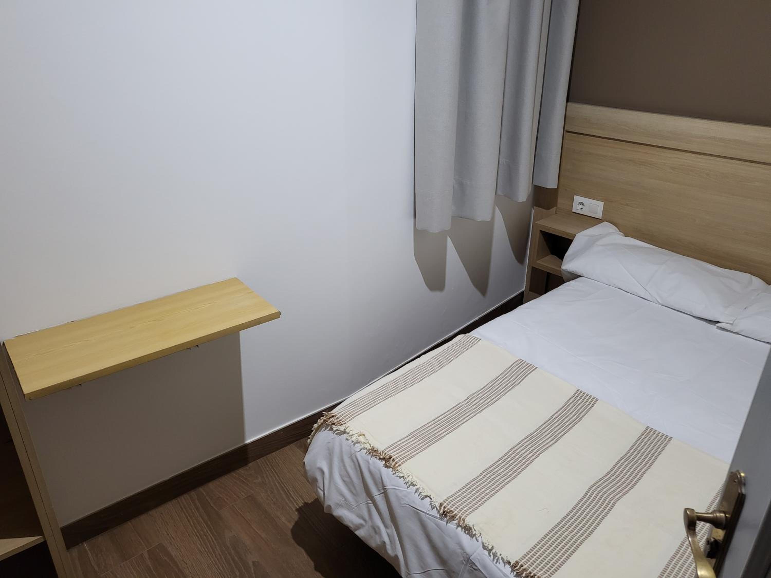 Single Room with Private Bathroom photo 2