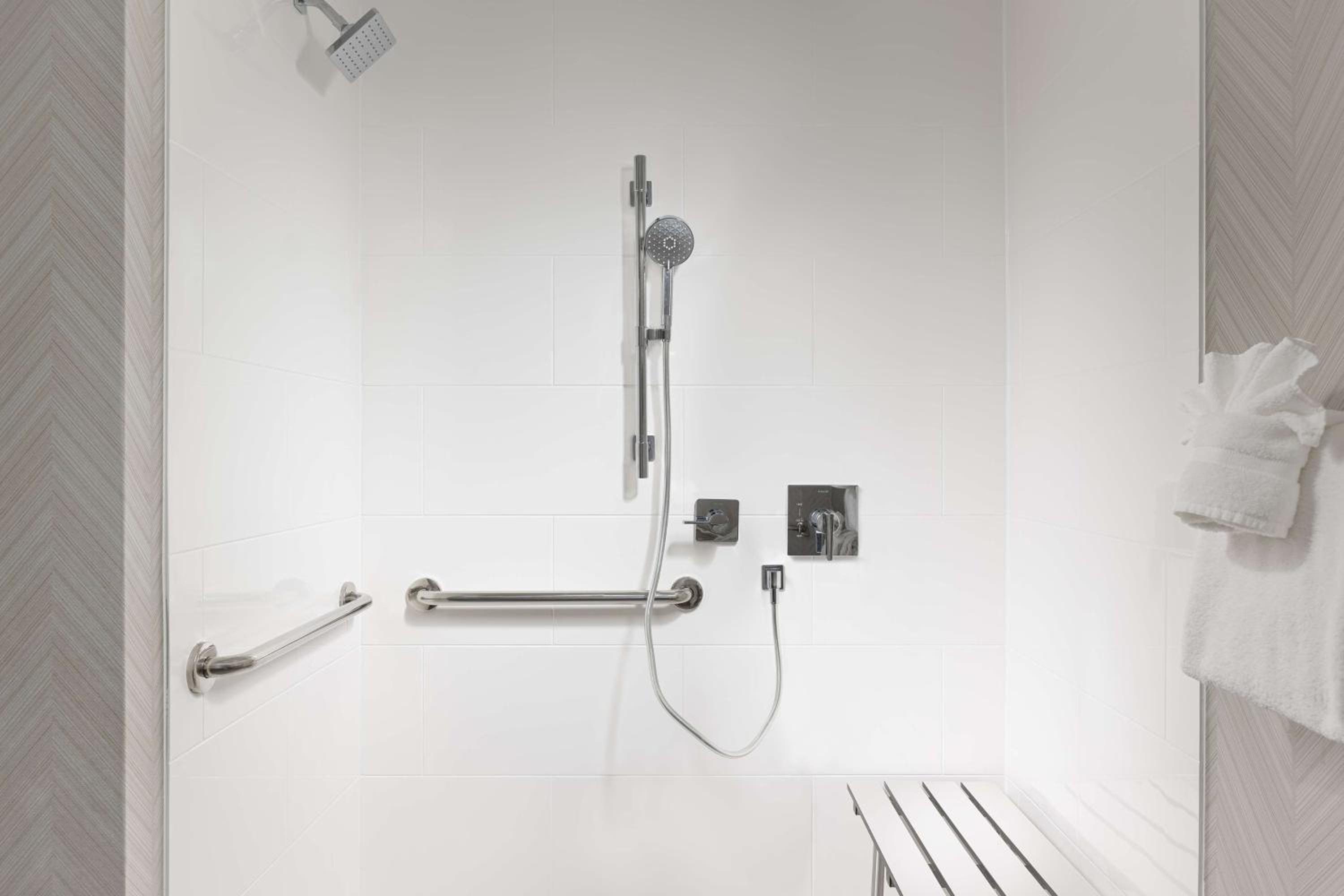 King Room with Roll-In Shower - Mobility Access - Photo 4
