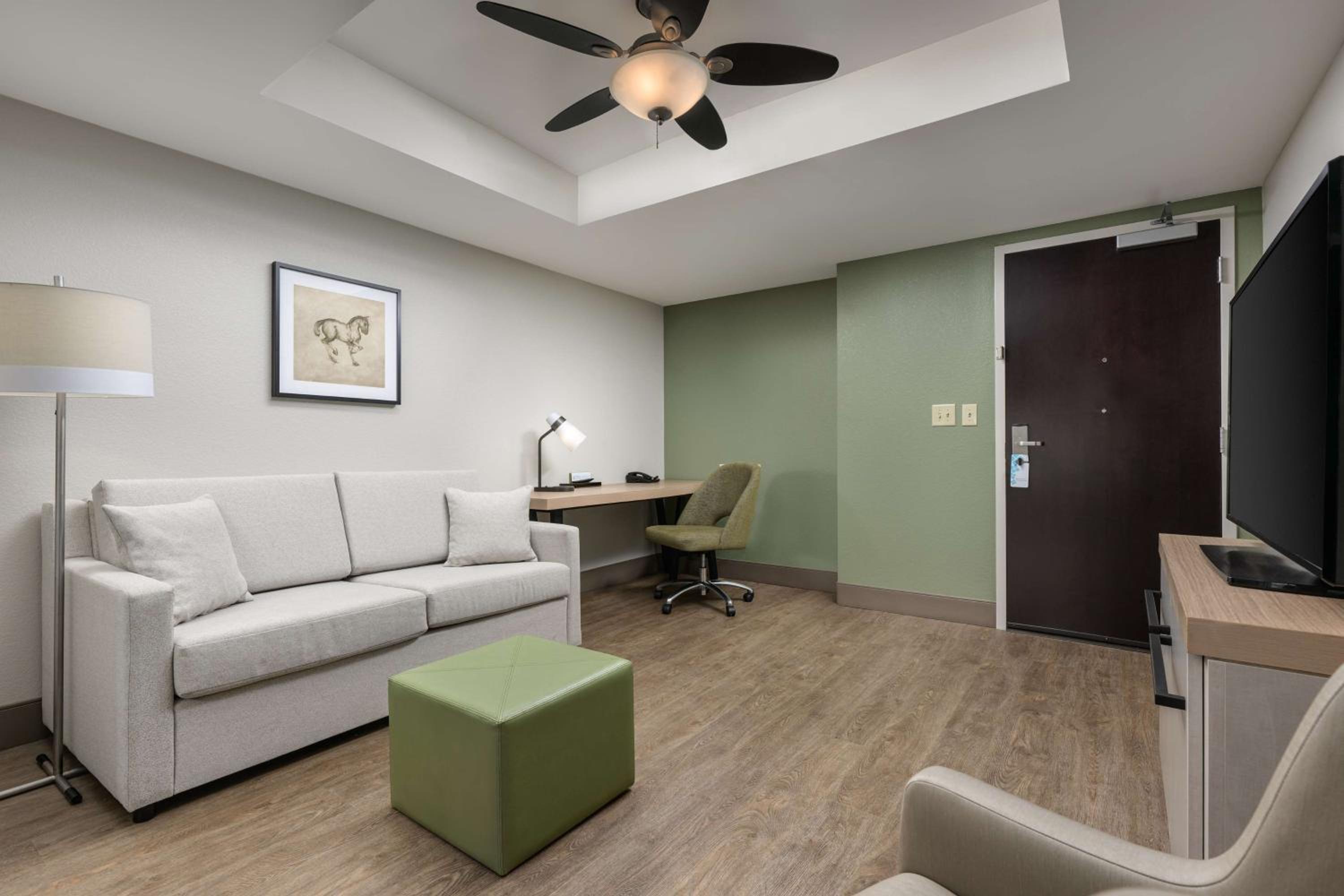 Junior King Suite with Seating Area - Photo 4