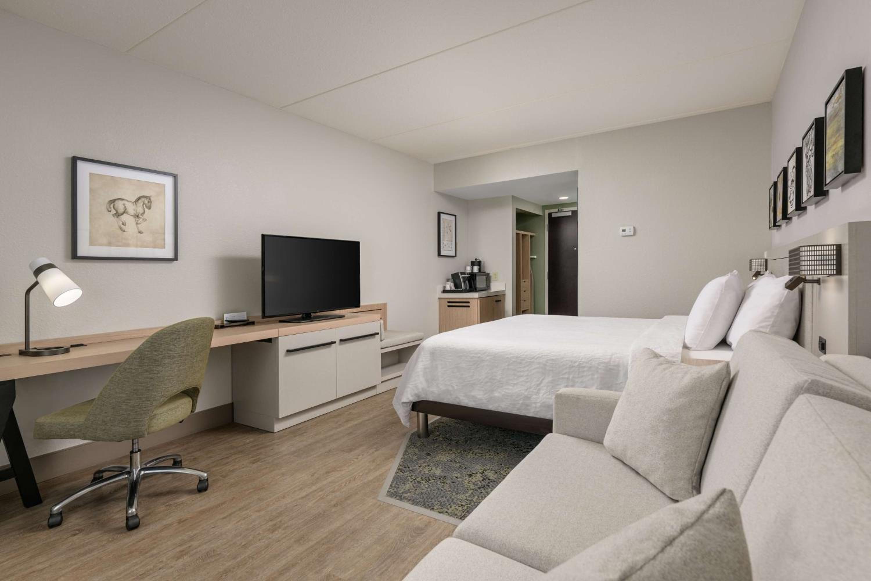 King Room with Sofa Bed - Non-Smoking - Photo 2