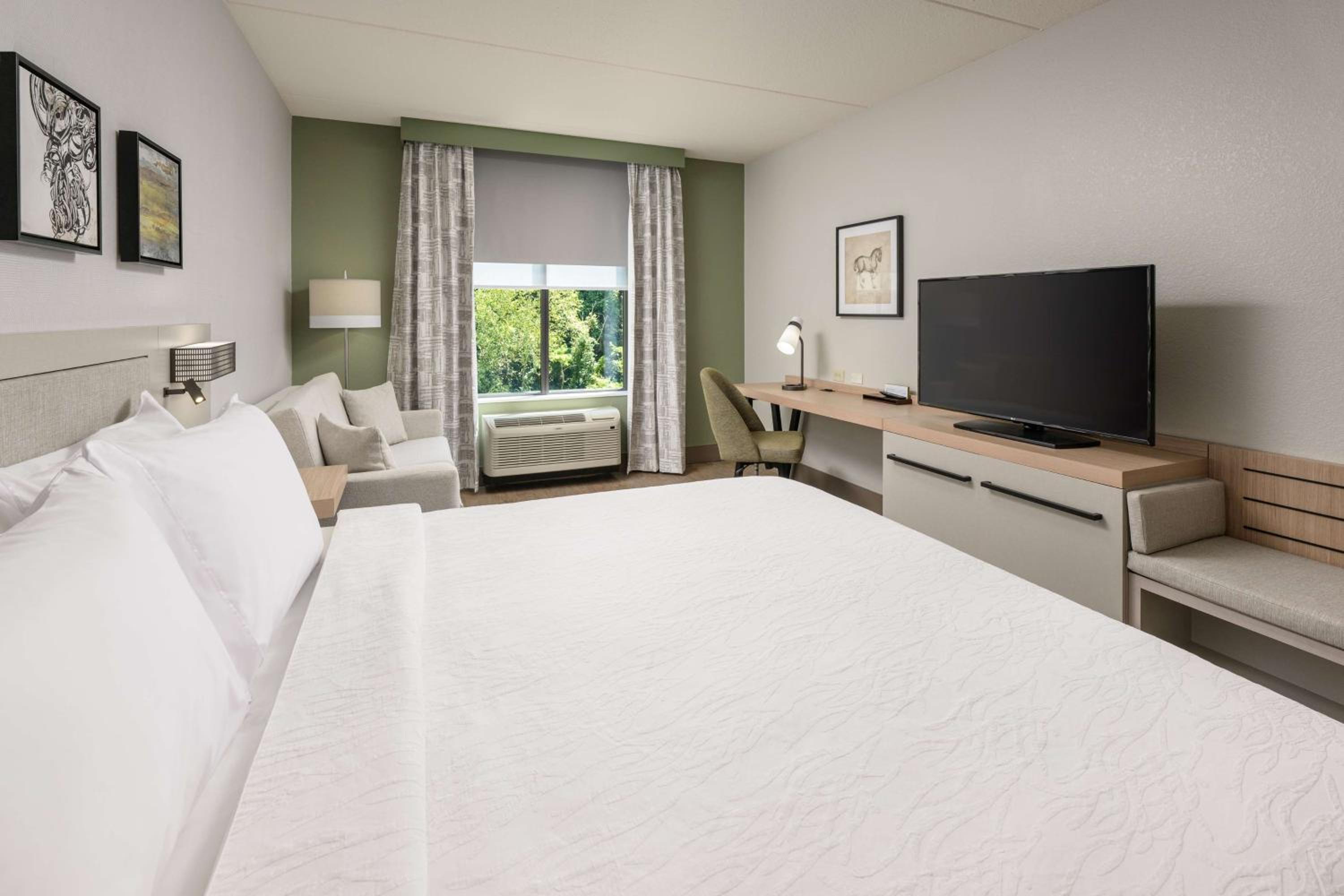 King Room with Sofa Bed - Non-Smoking - Photo 5
