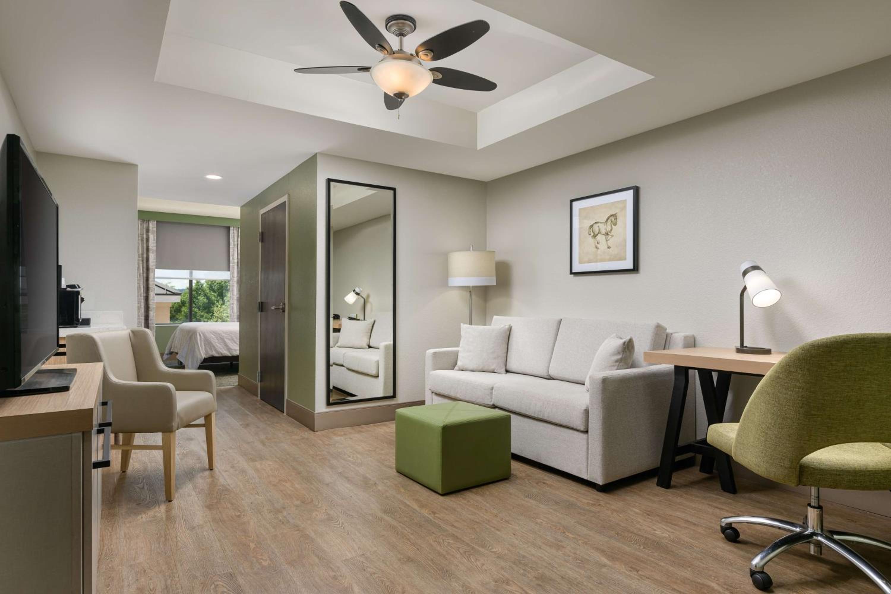 Junior King Suite with Seating Area - Photo 5