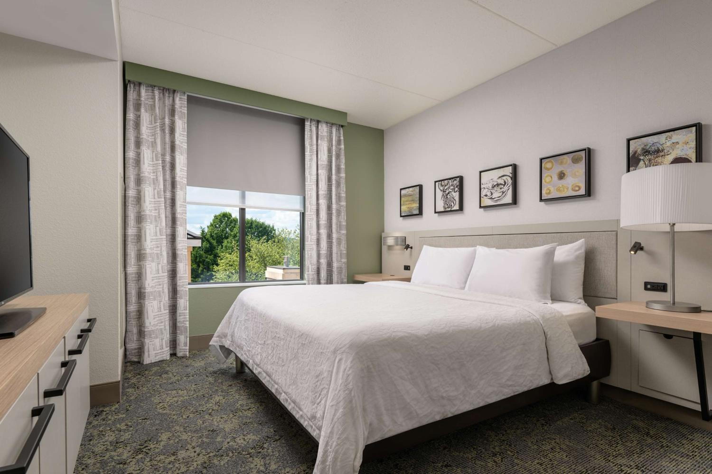 Junior King Suite with Seating Area - Photo 3