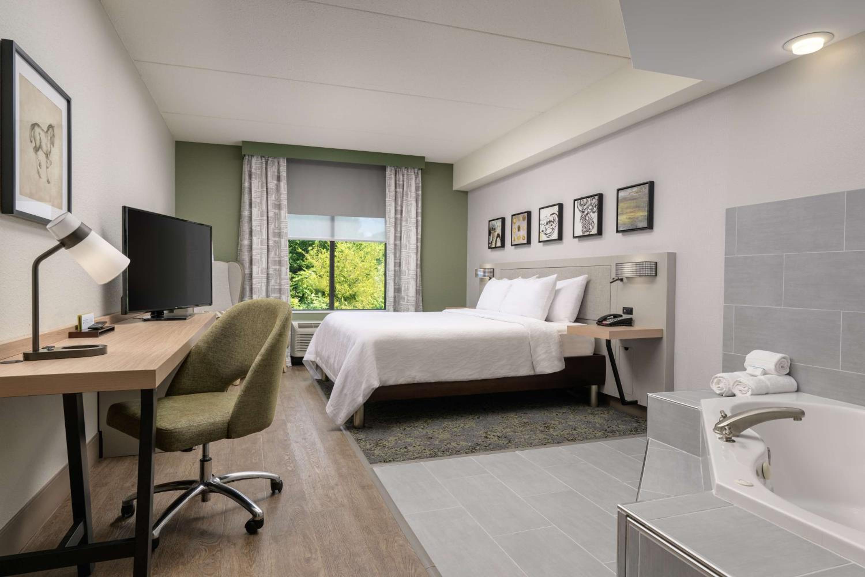 King Room with Whirlpool - Photo 4