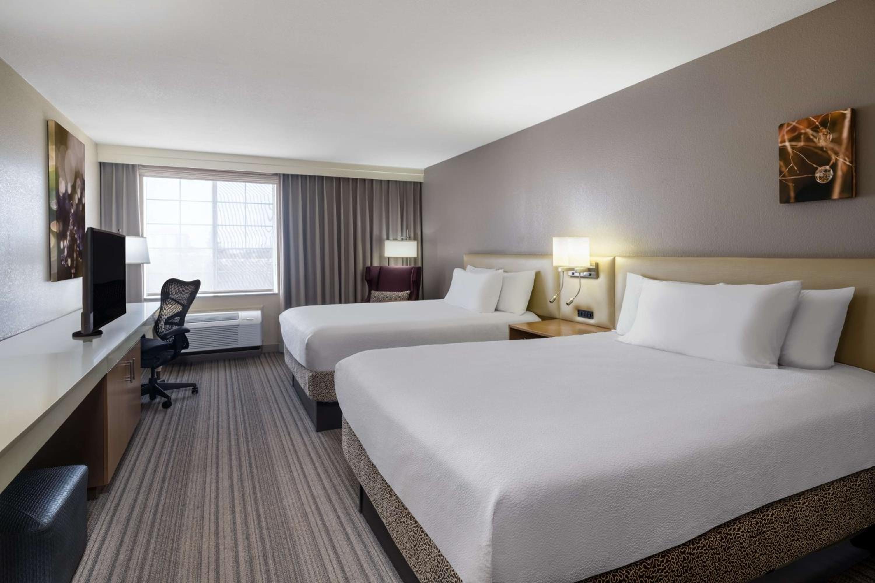 Queen Room with Two Queen Beds - Photo 2