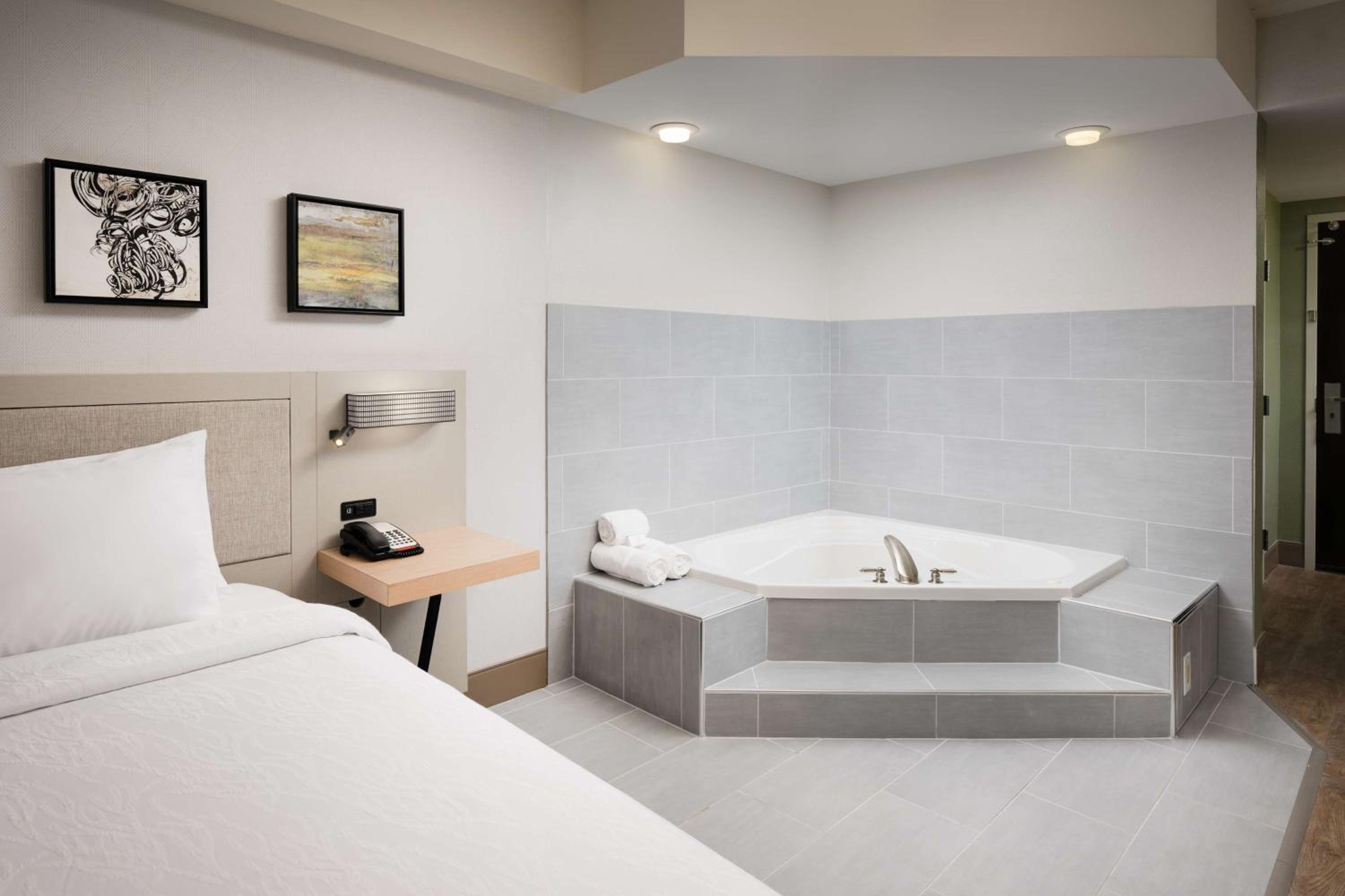 King Room with Whirlpool - Photo 5