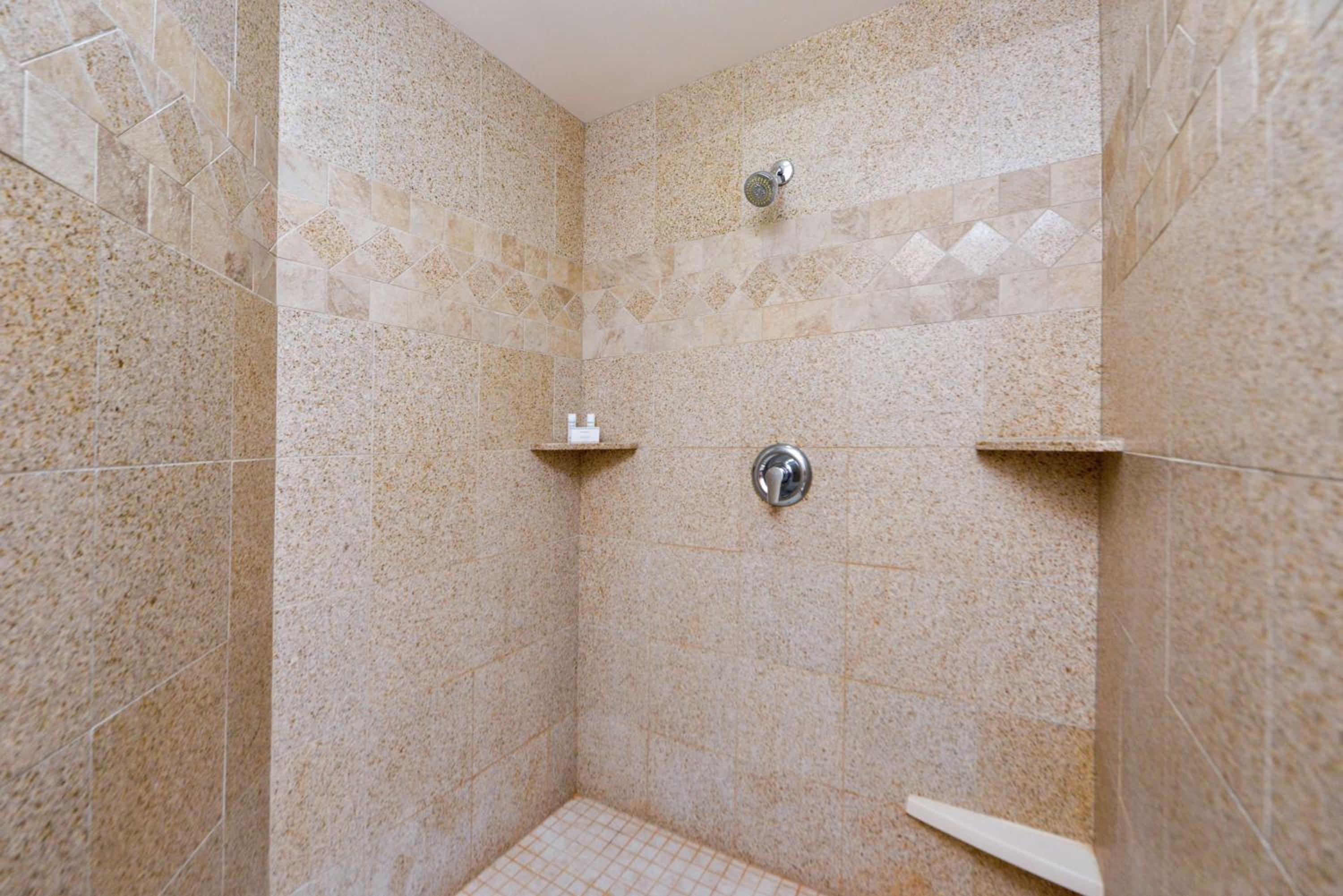 Deluxe King Room - Photo 2