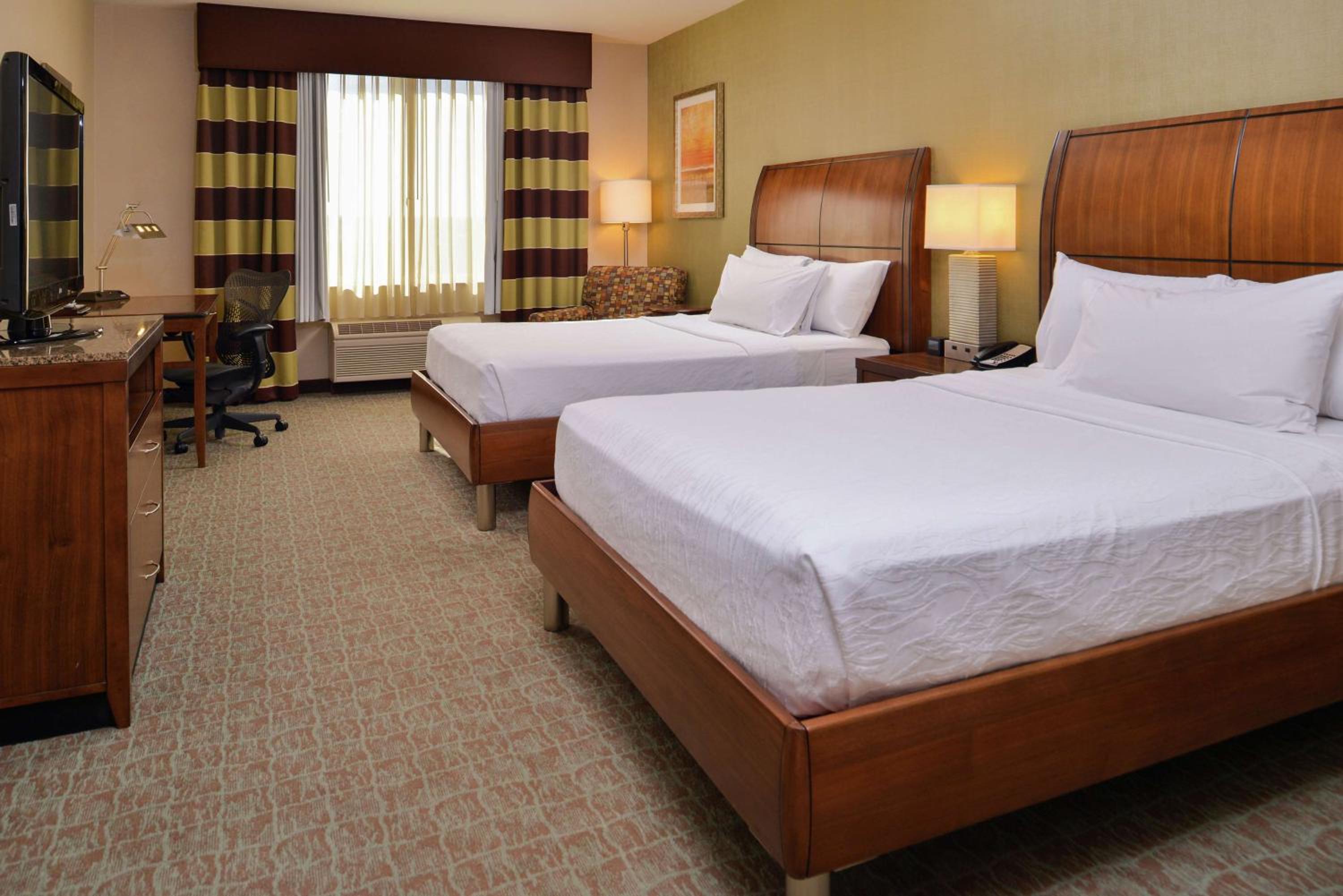 Queen Room with Two Queen Beds - Photo 4