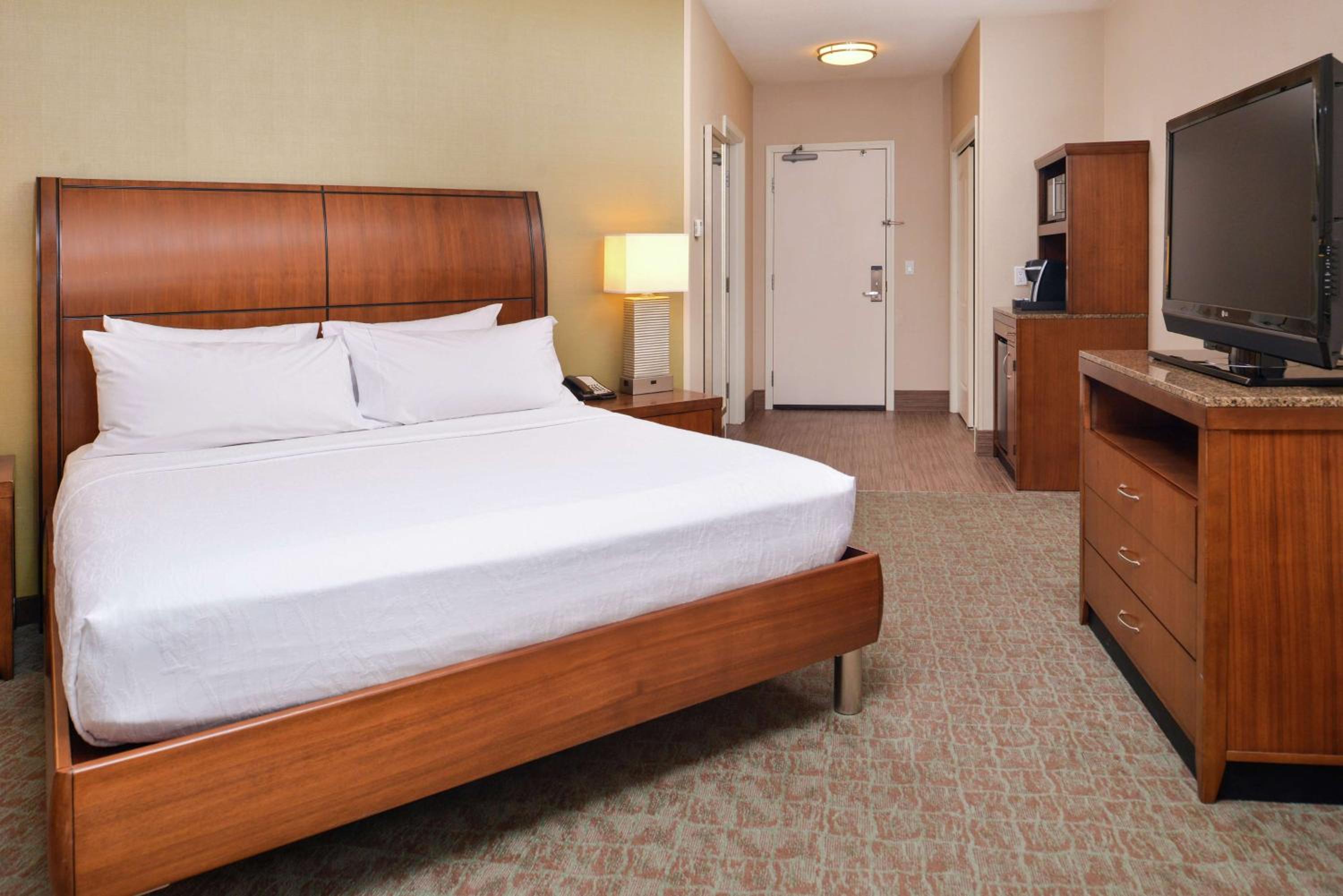 Deluxe King Room - Photo 6