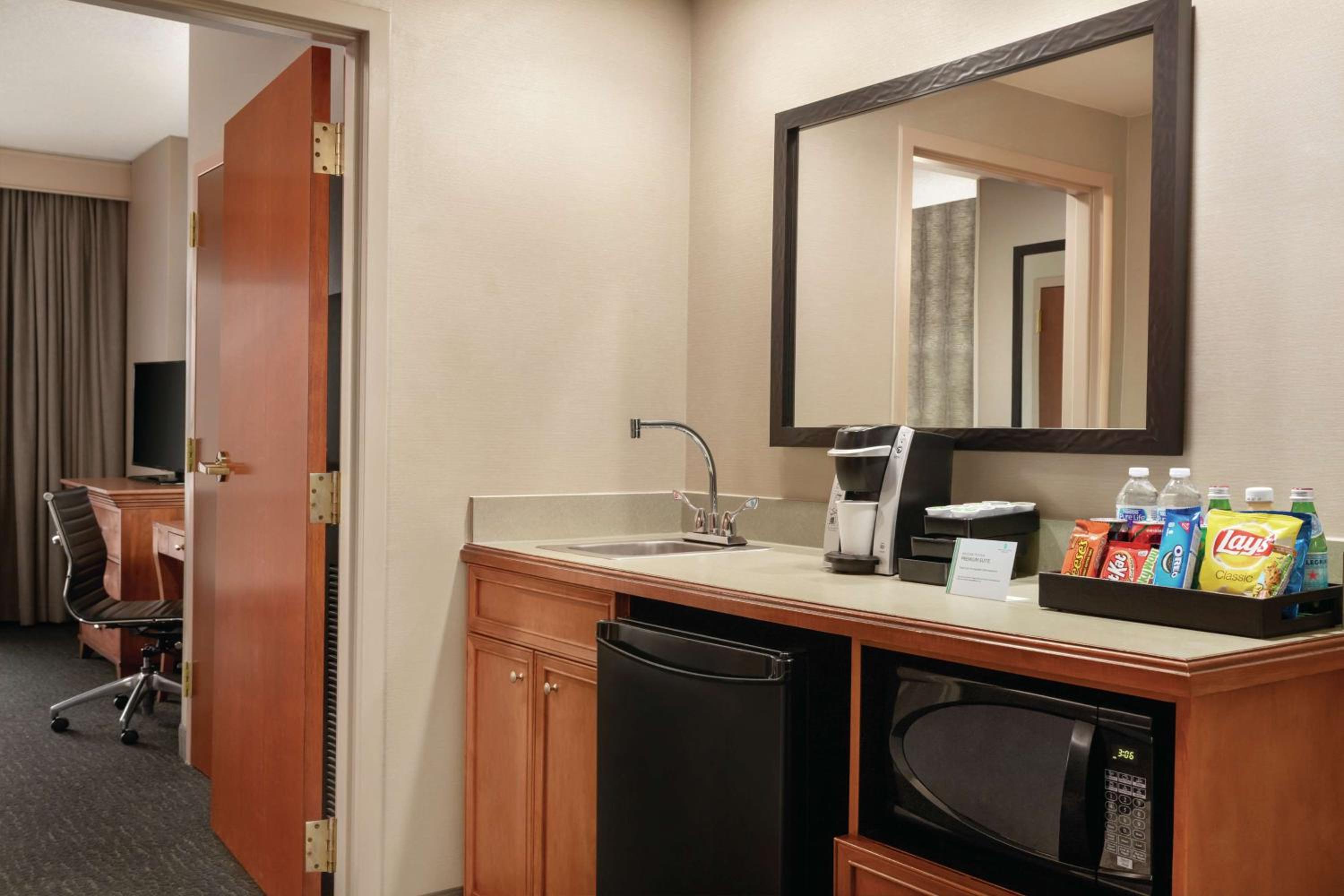 Premium King Suite - Non-Smoking - Photo 2