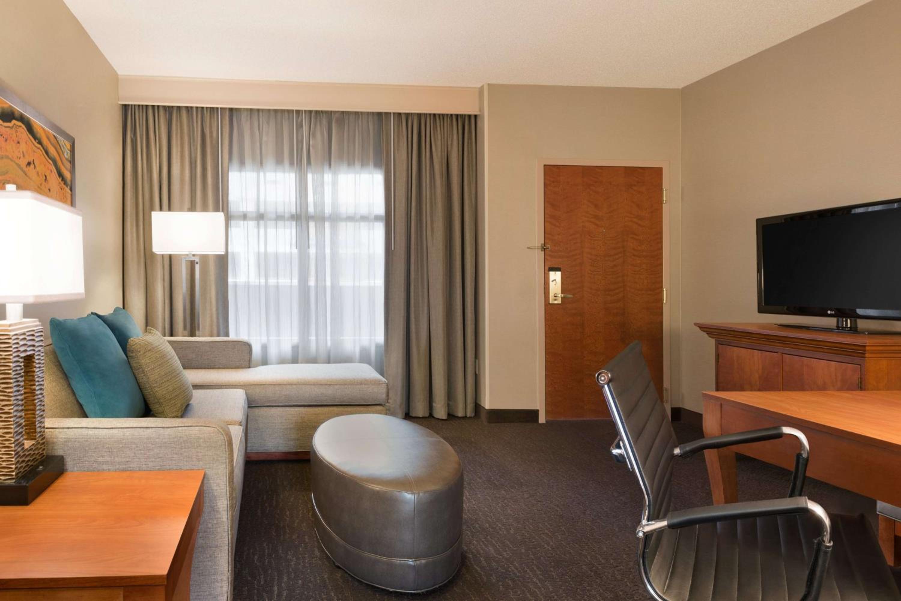 Two-Room Suite with One King Bed and Tub/Shower Combo - Non-Smoking - Photo 5