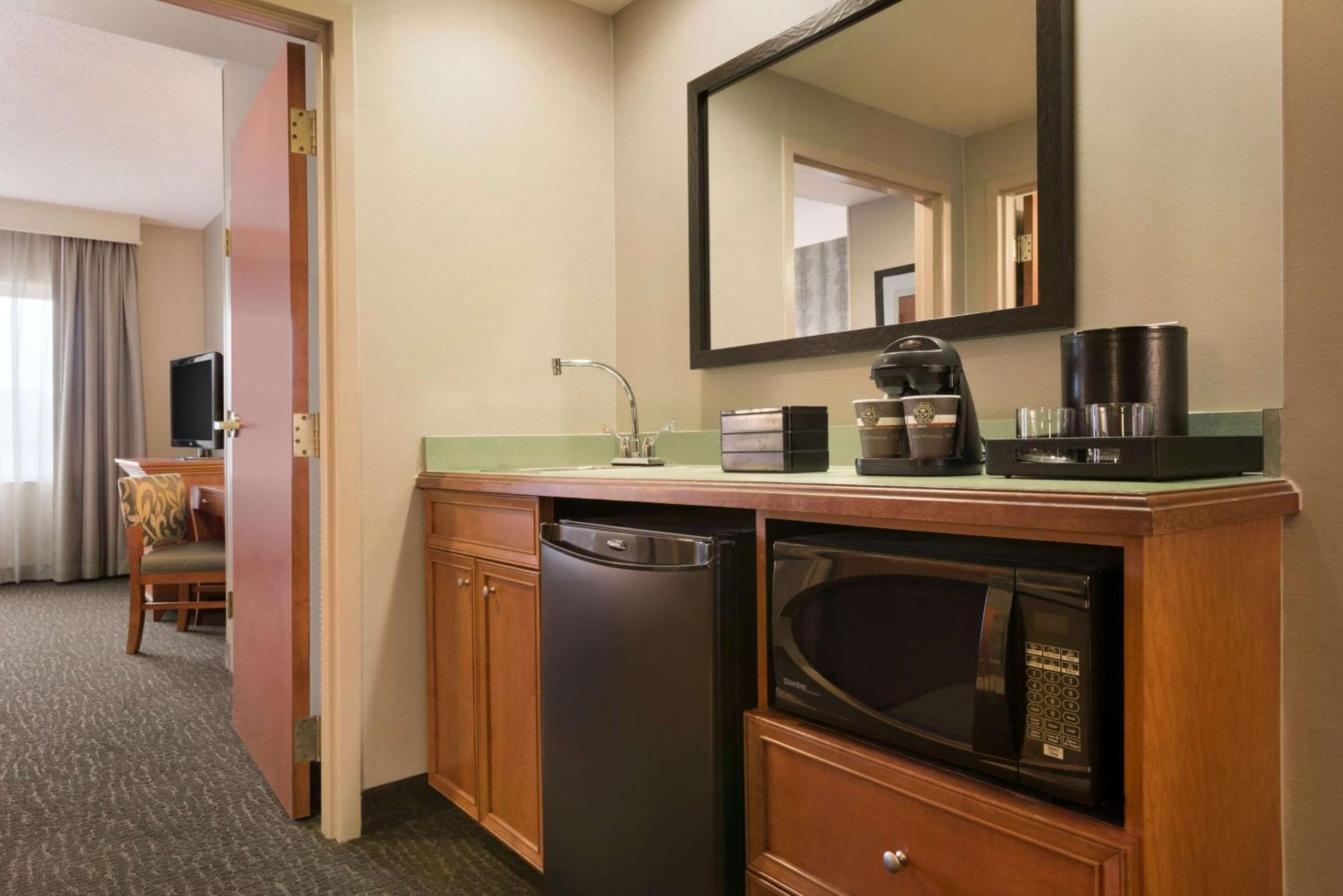 Two-Room Suite with One King Bed and Tub/Shower Combo - Non-Smoking - Photo 7