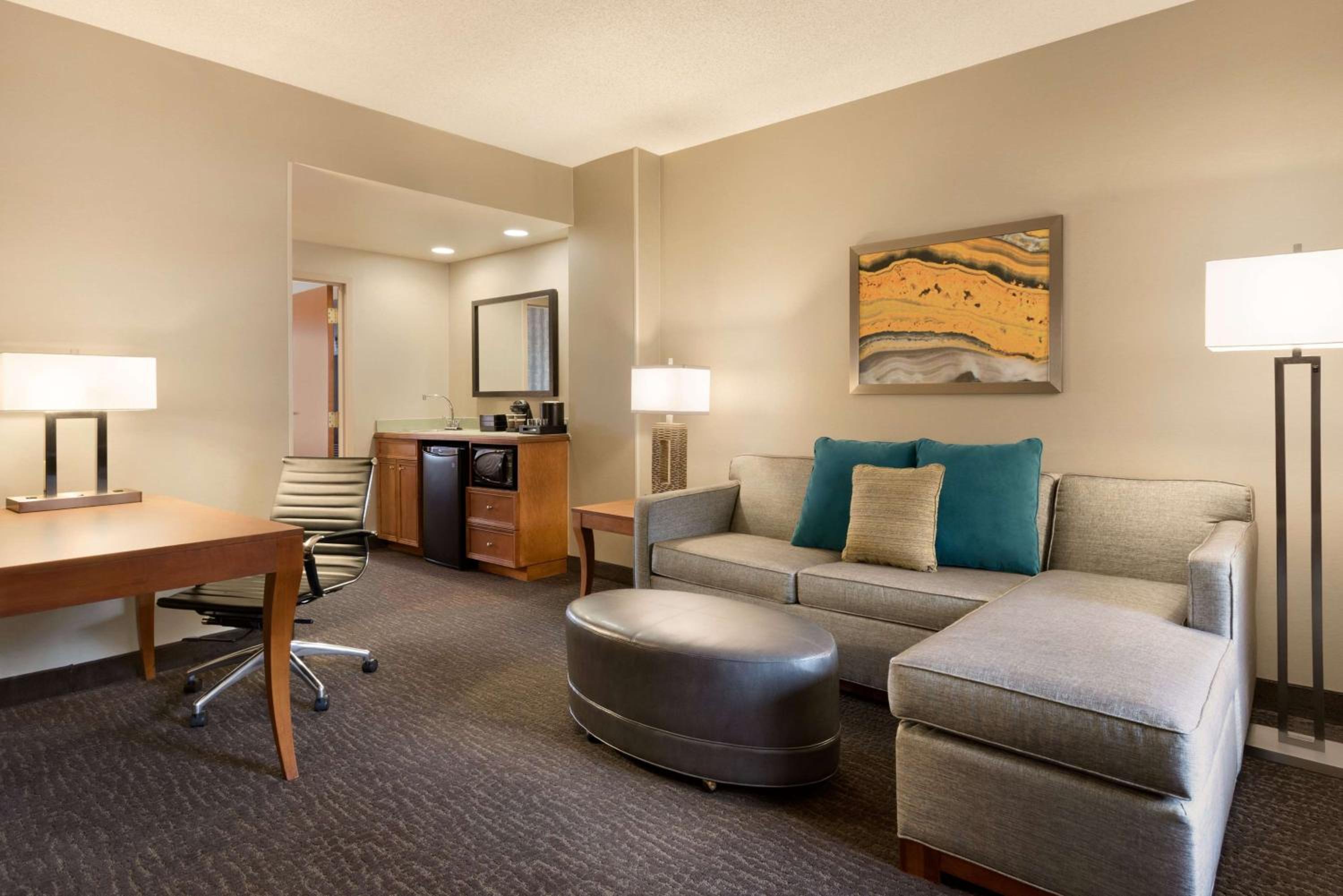 Two-Room Suite with One King Bed and Tub/Shower Combo - Non-Smoking - Photo 3