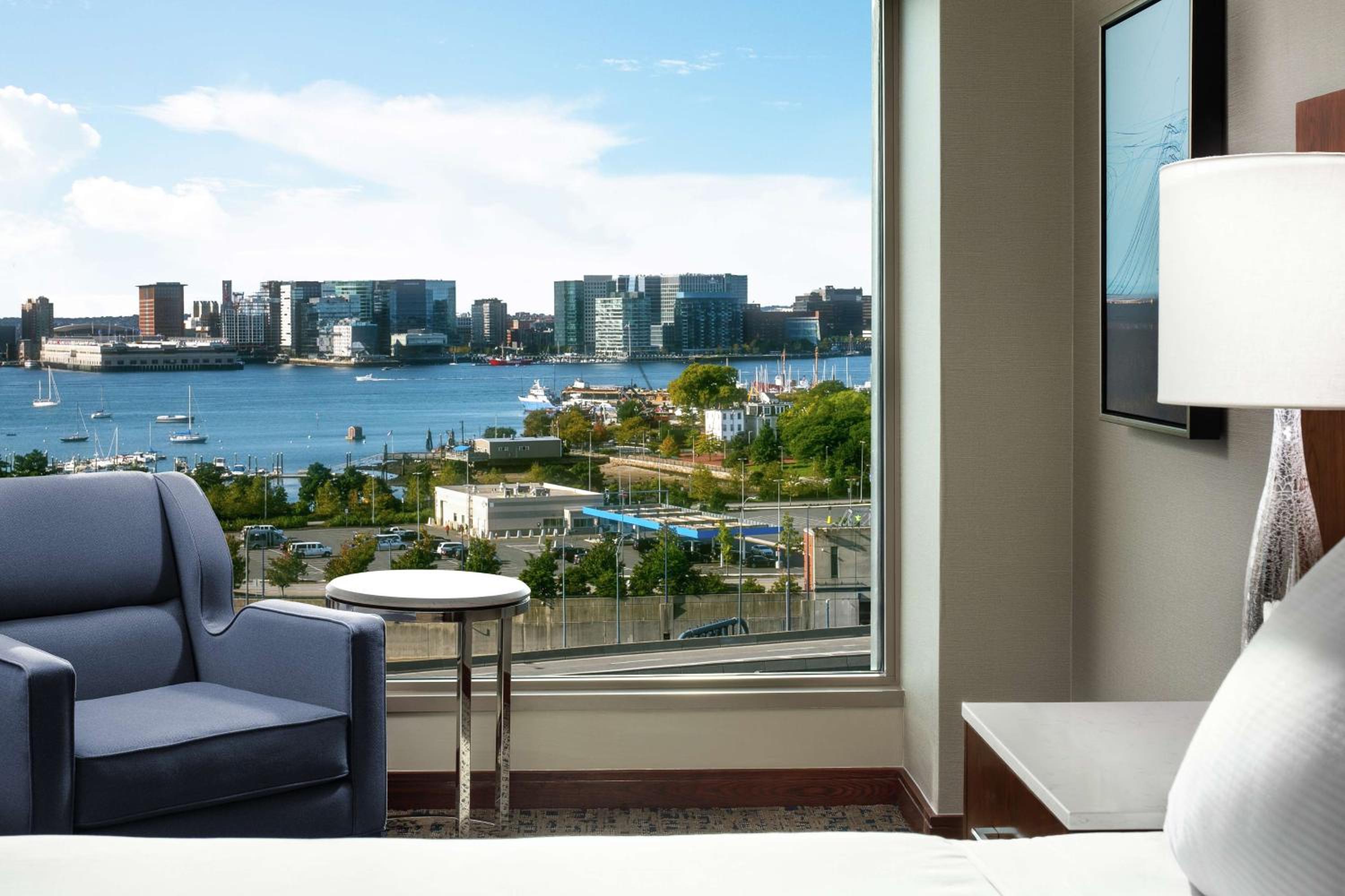 Business King Room with City View - Non-Smoking thumbnail 5