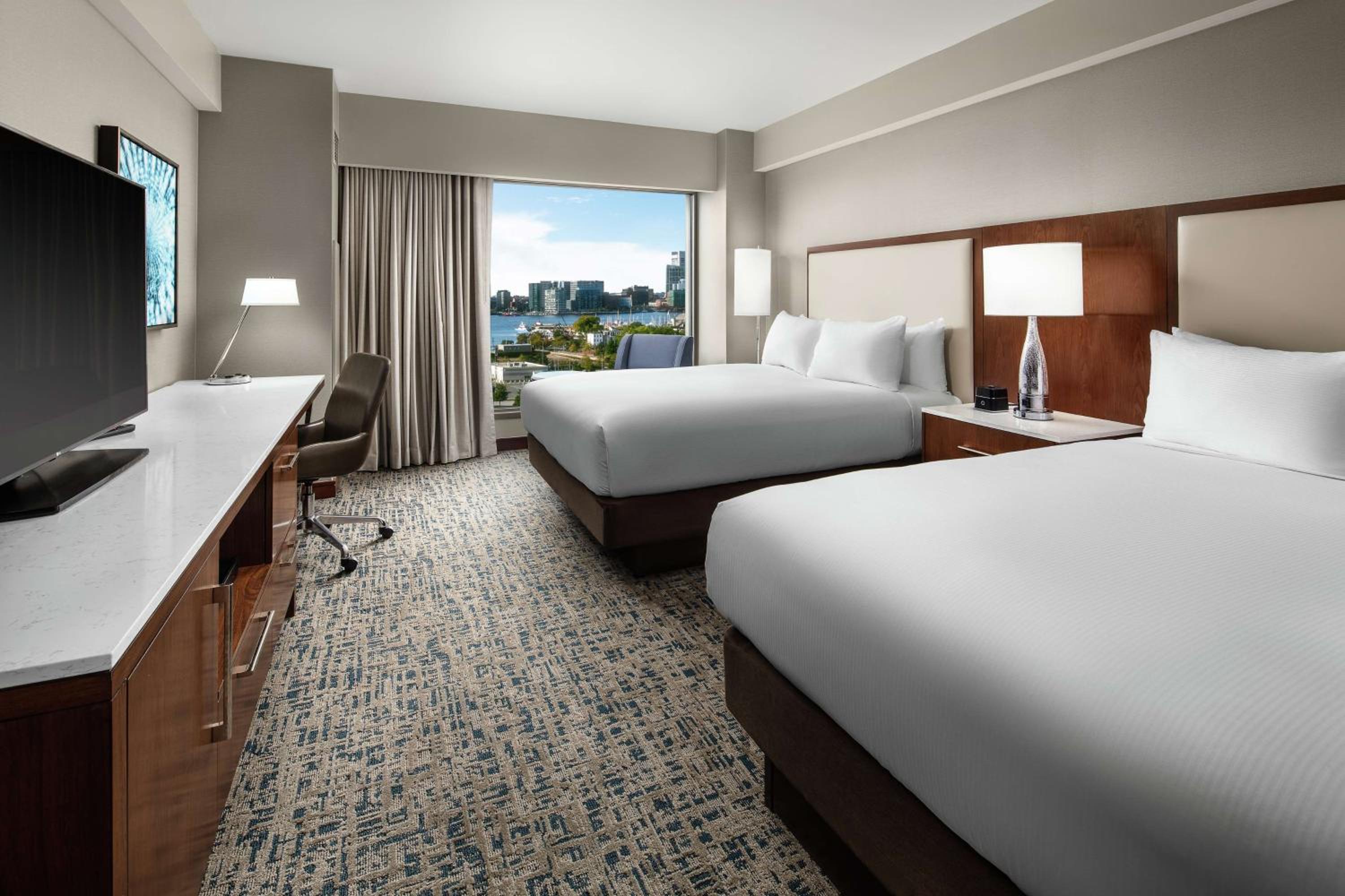 Business Queen Room with Two Queen Beds - Non-Smoking thumbnail 5
