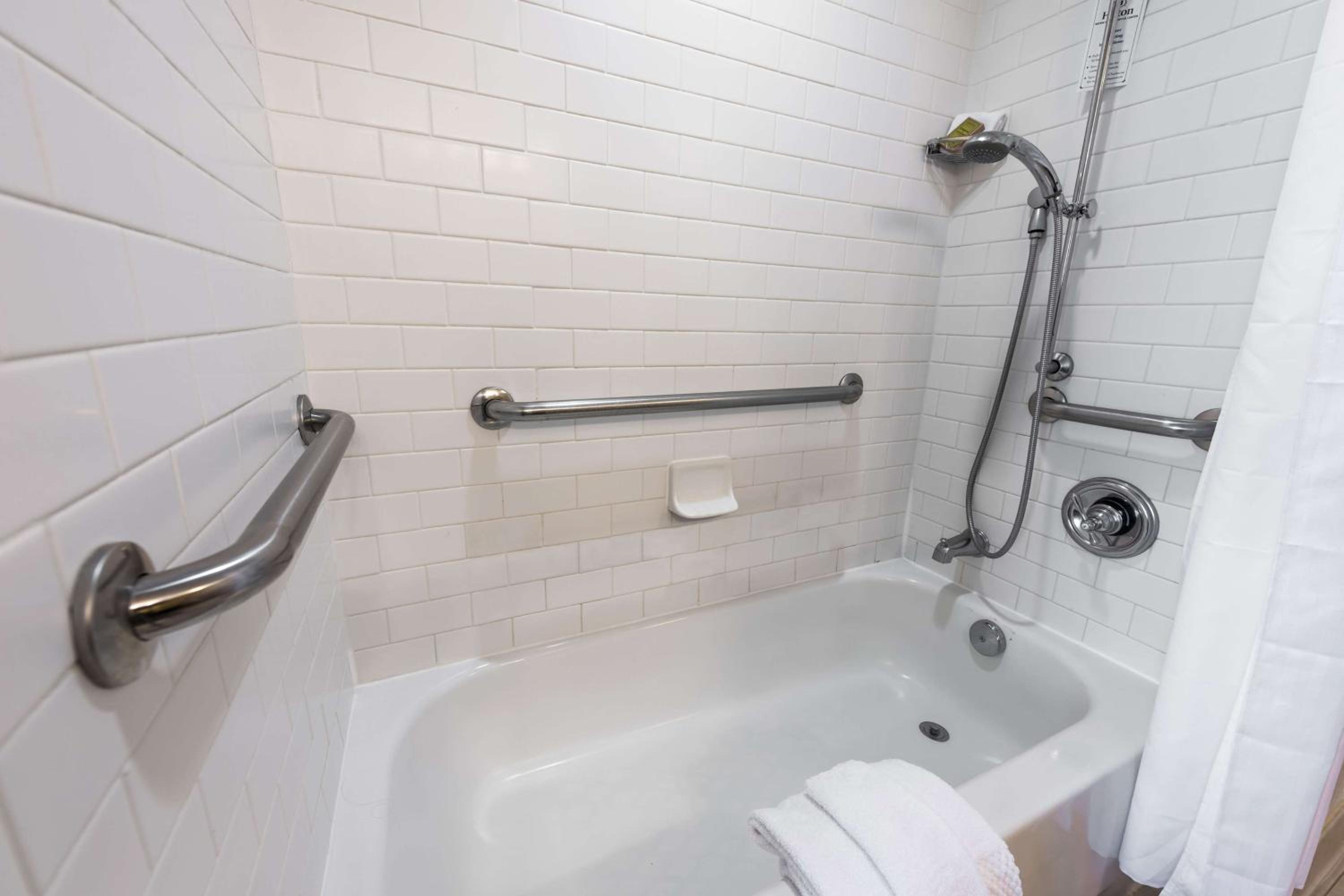 Double Room with Two Double Beds - Disability Access - Photo 4