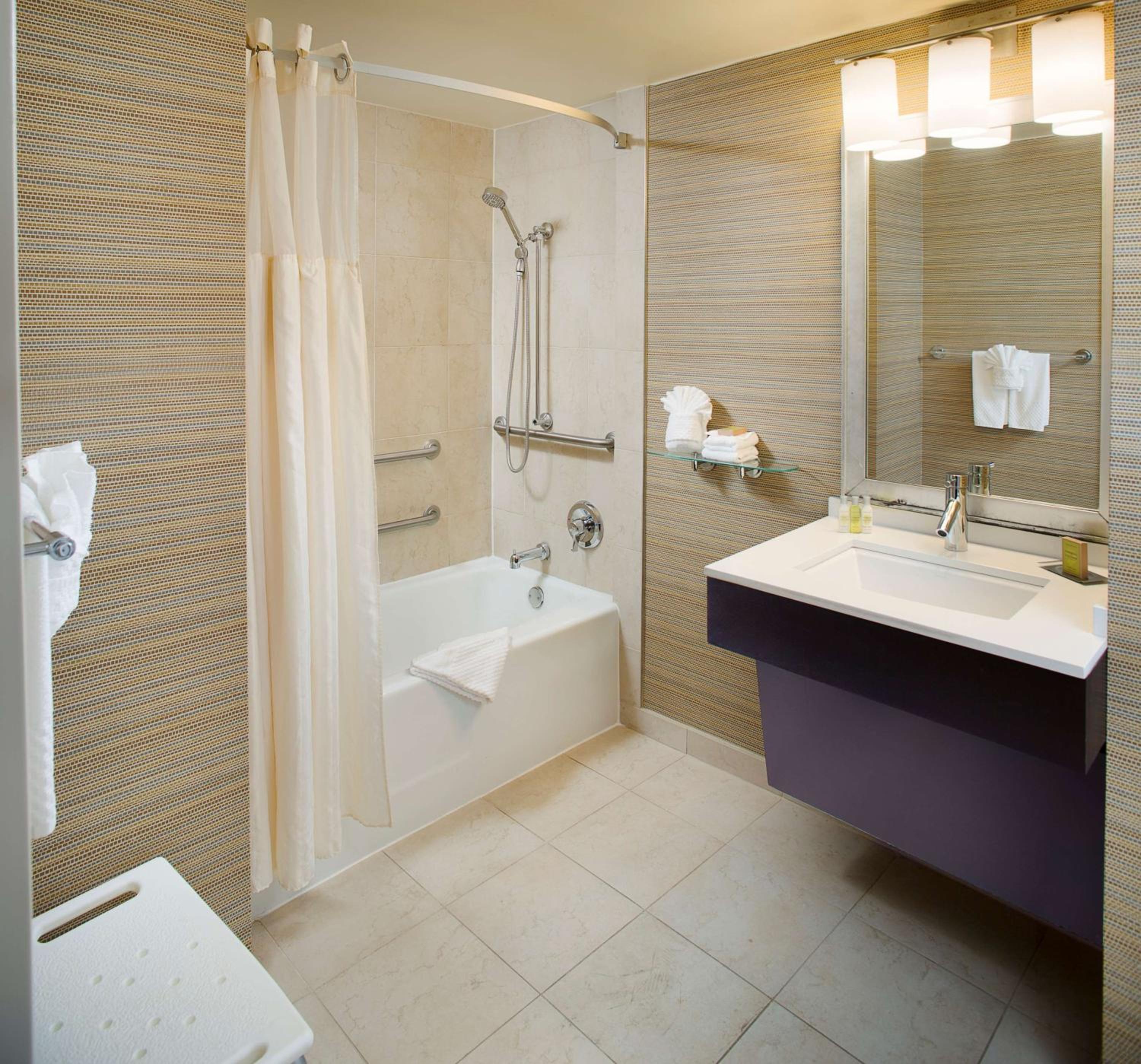 King Room Accessible Tub - Mobility Access/Non-Smoking - Photo 2