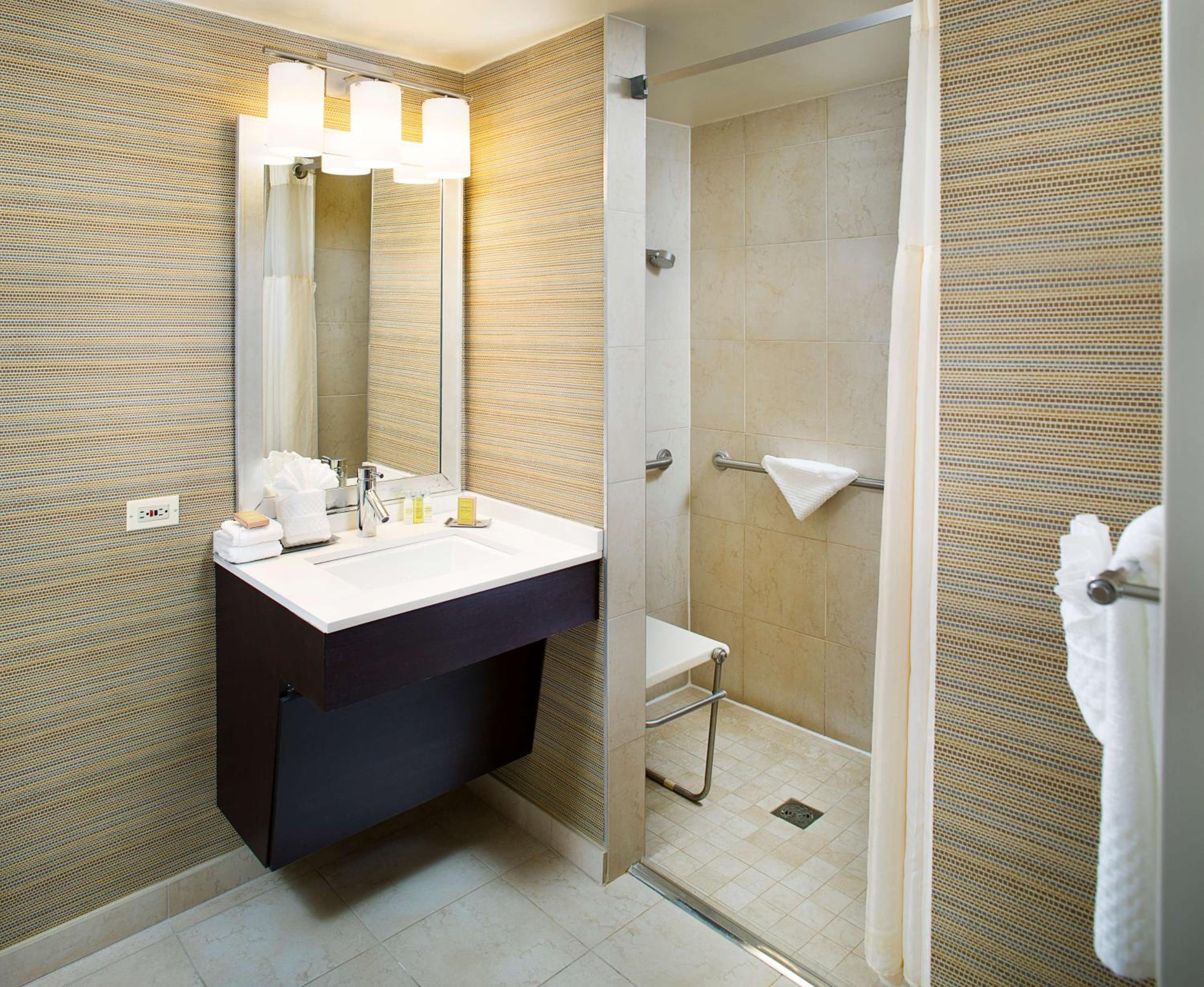 King Room with Roll-In Shower - Mobility Access/Non-Smoking - Photo 2
