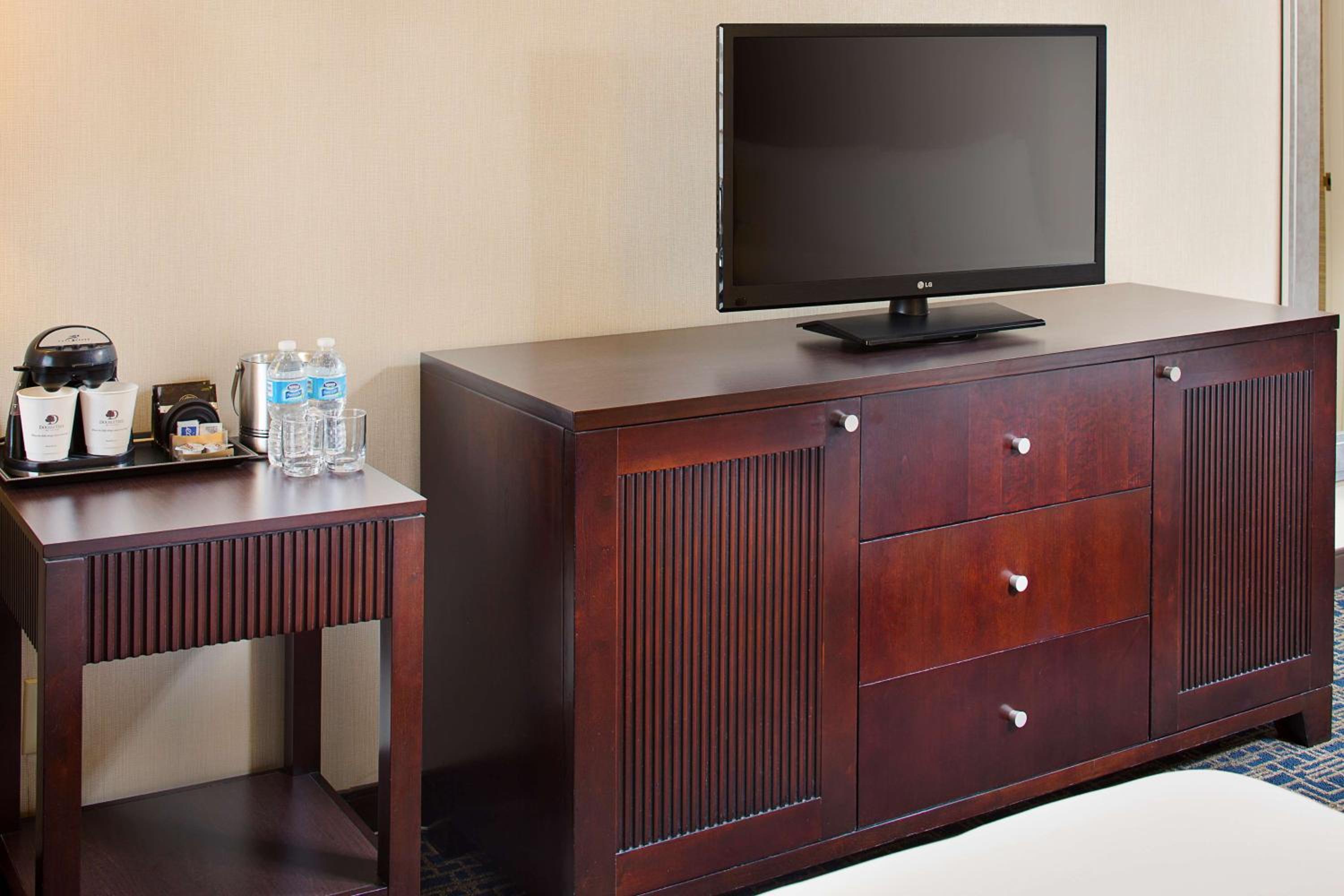 King Room with Sofa Bed - Non-Smoking - Photo 2