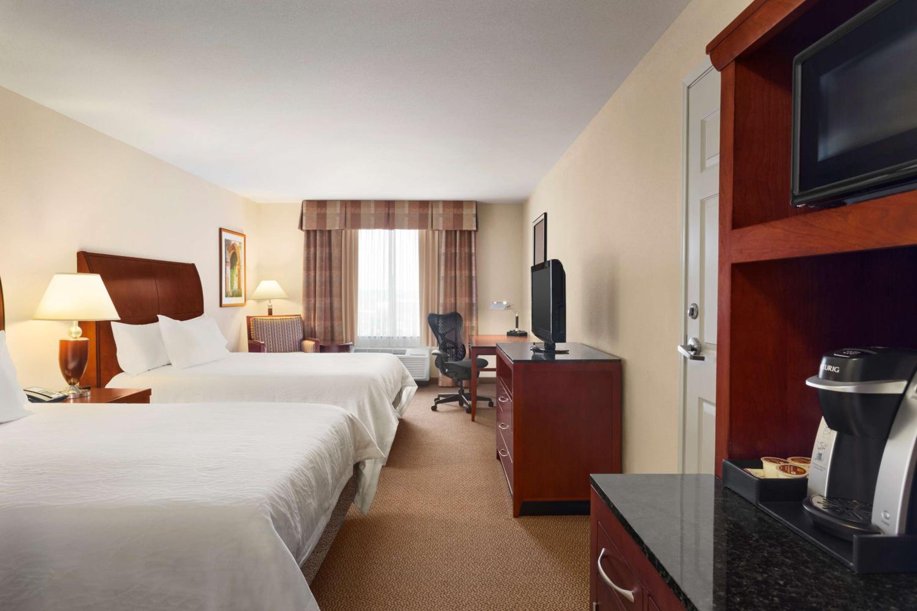 Queen Room with Two Queen Beds - Photo 2