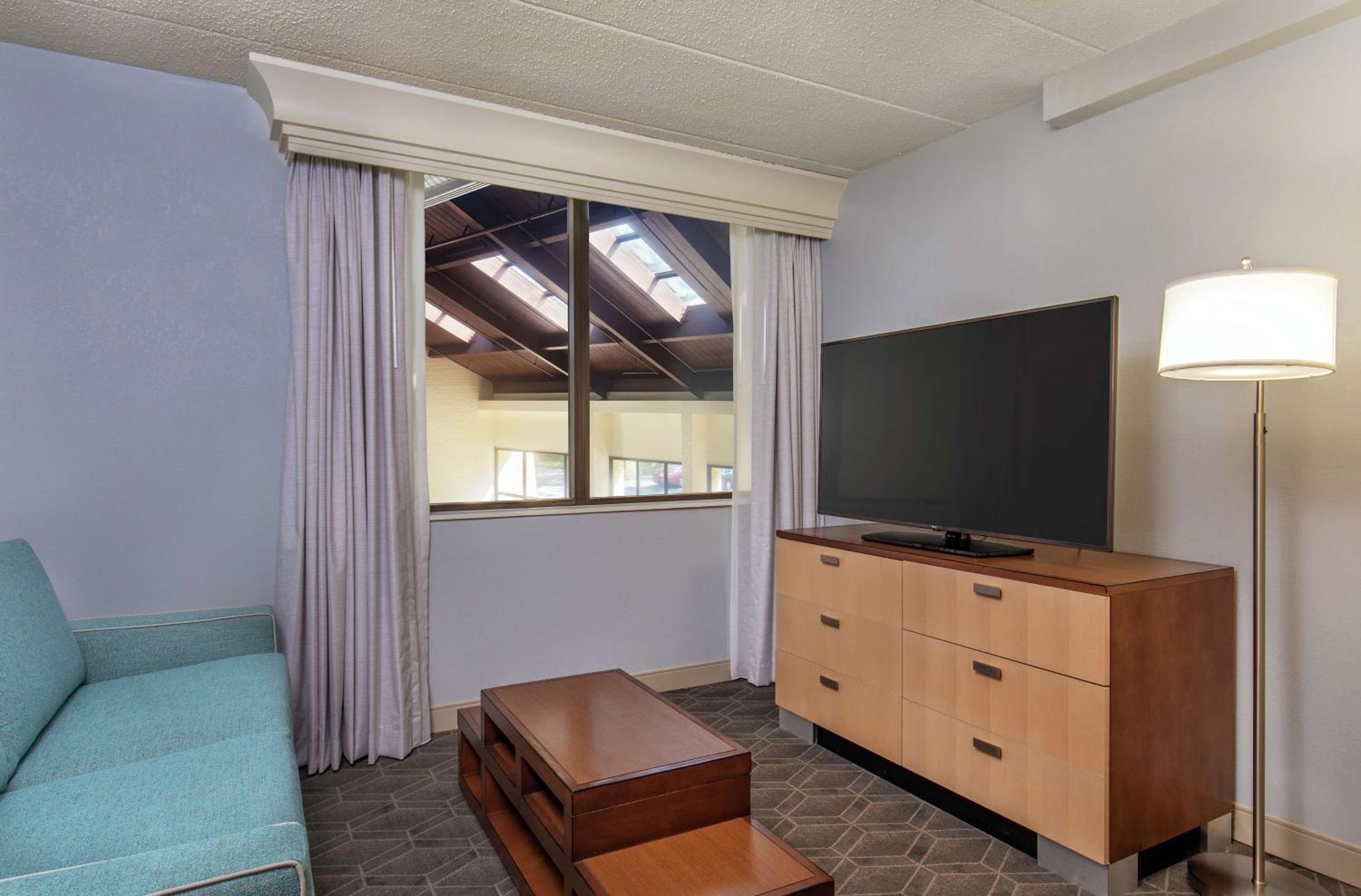 Junior King Suite - Non-Smoking - Photo 5