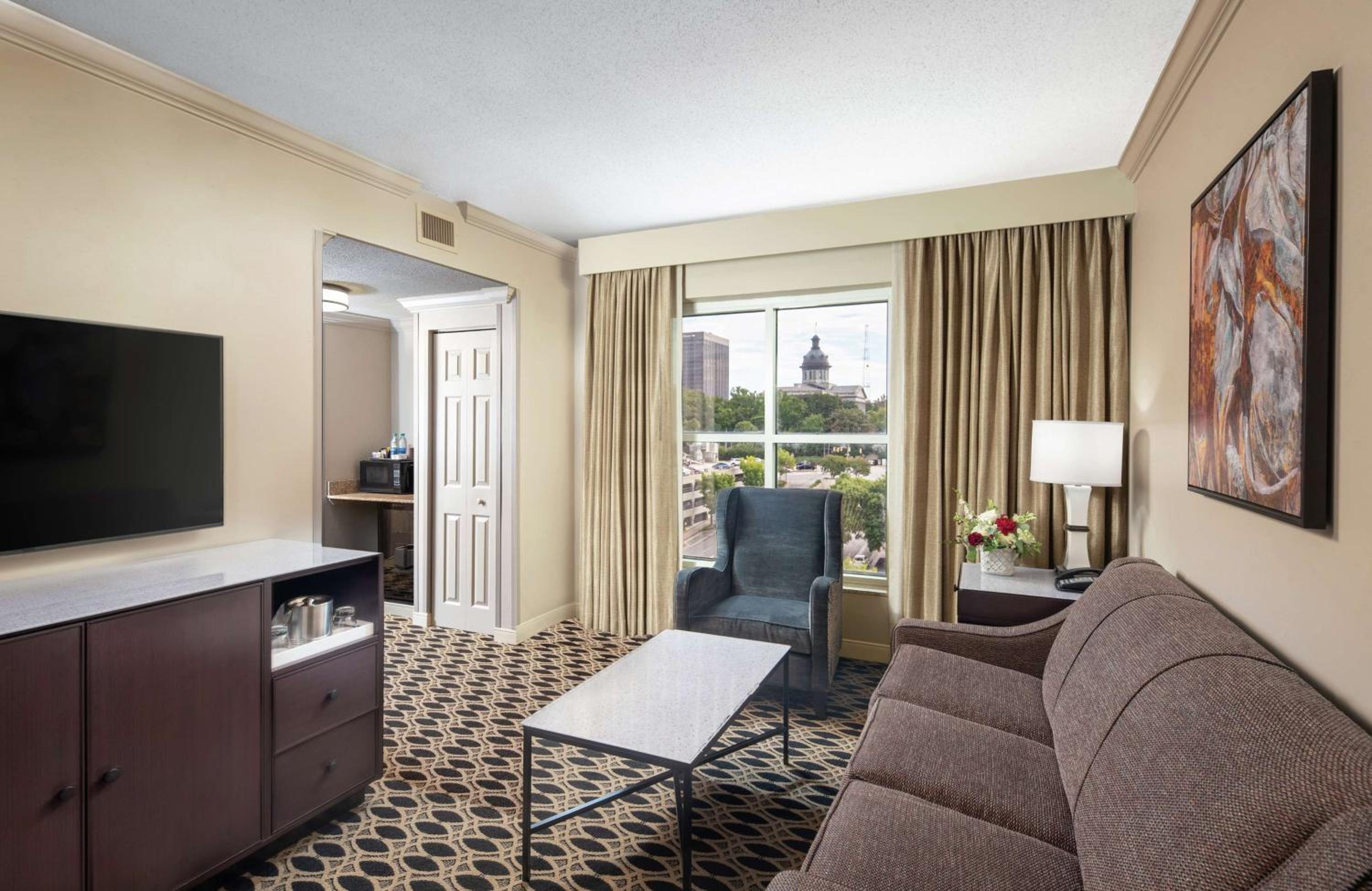 Junior King Suite with Sofa Bed - Photo 4