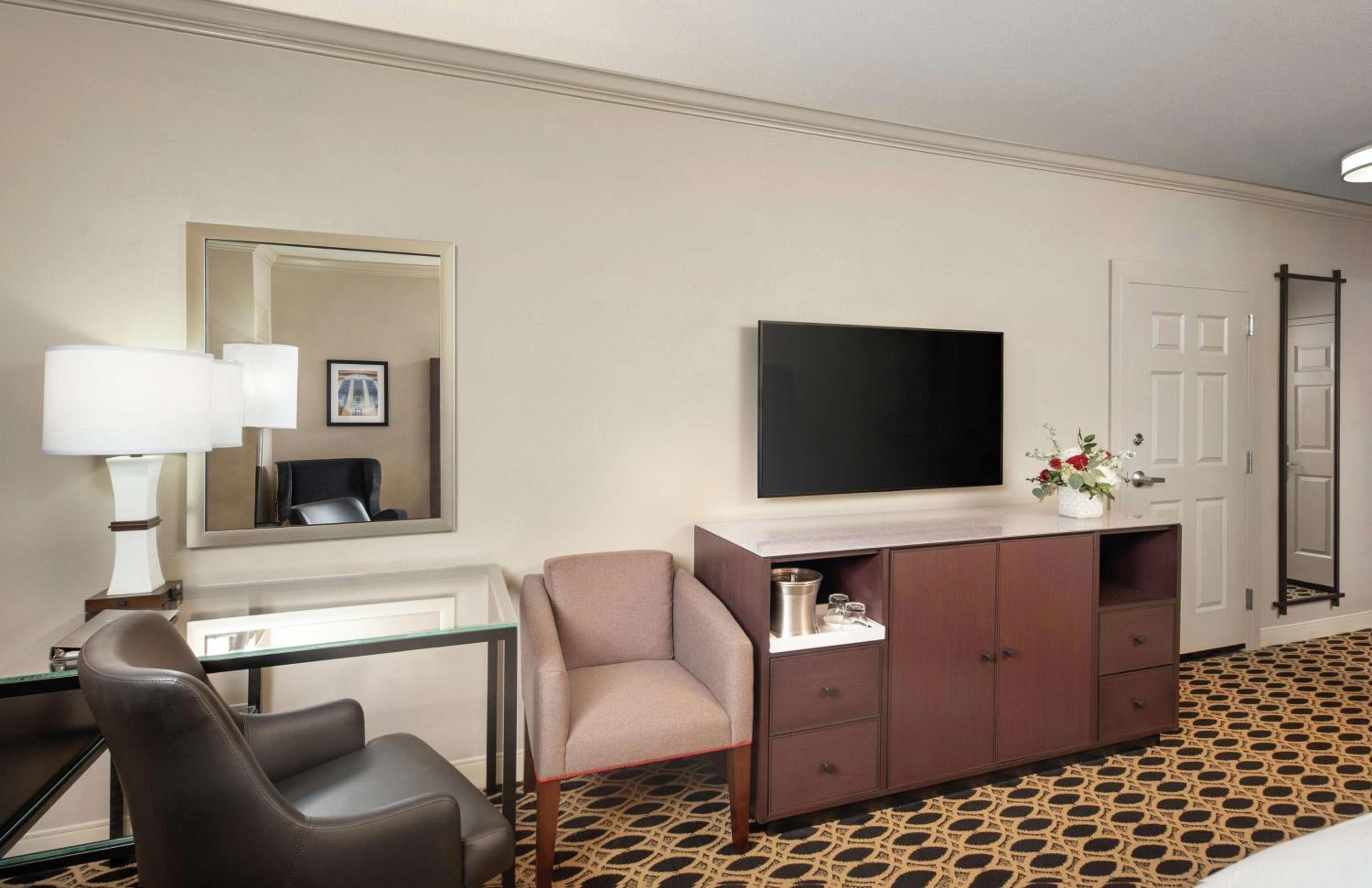 Queen Room with Two Queen Beds - Photo 2