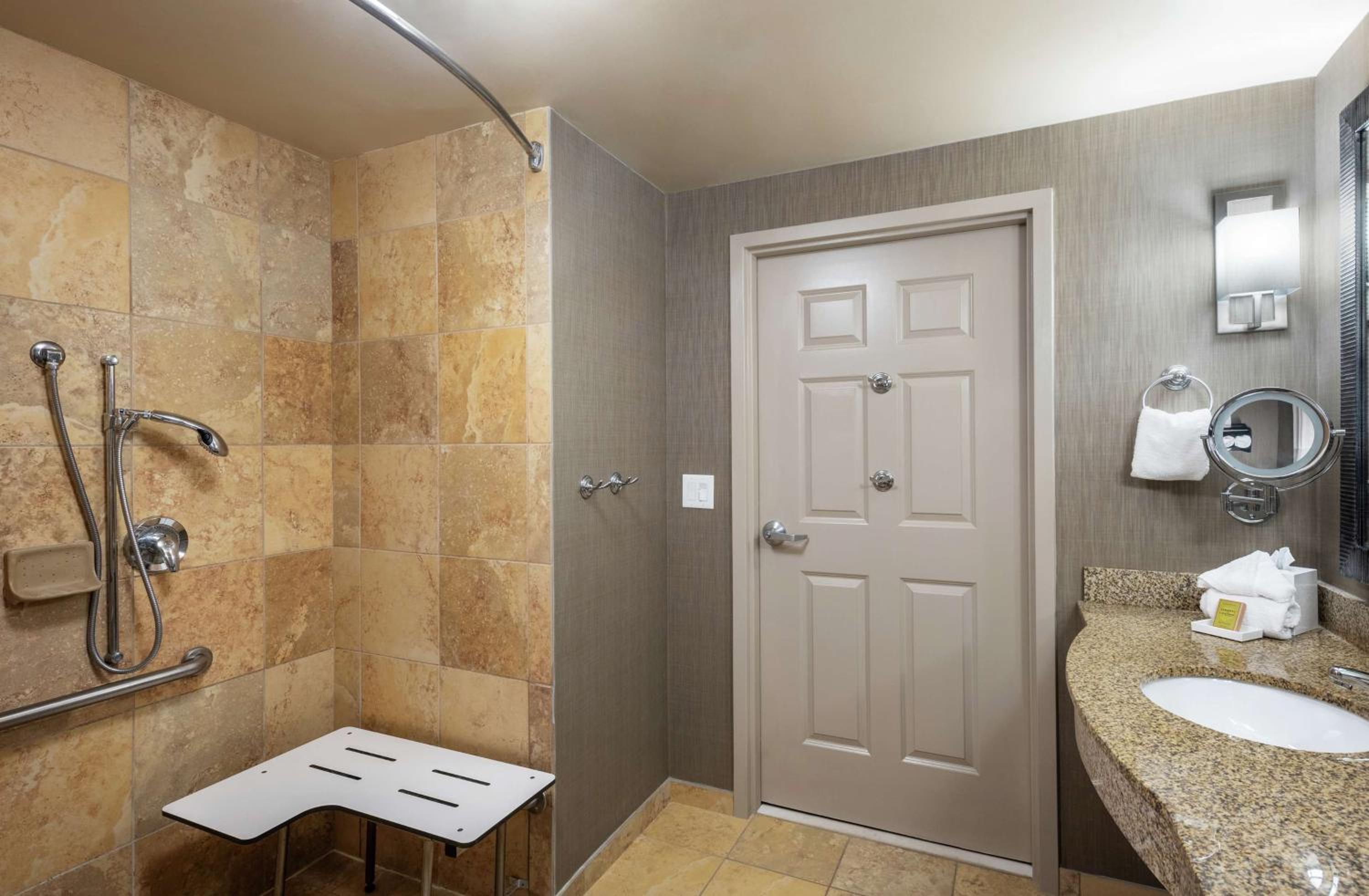 King Room - Mobility/Hearing Accessible with Roll In Shower - Photo 2