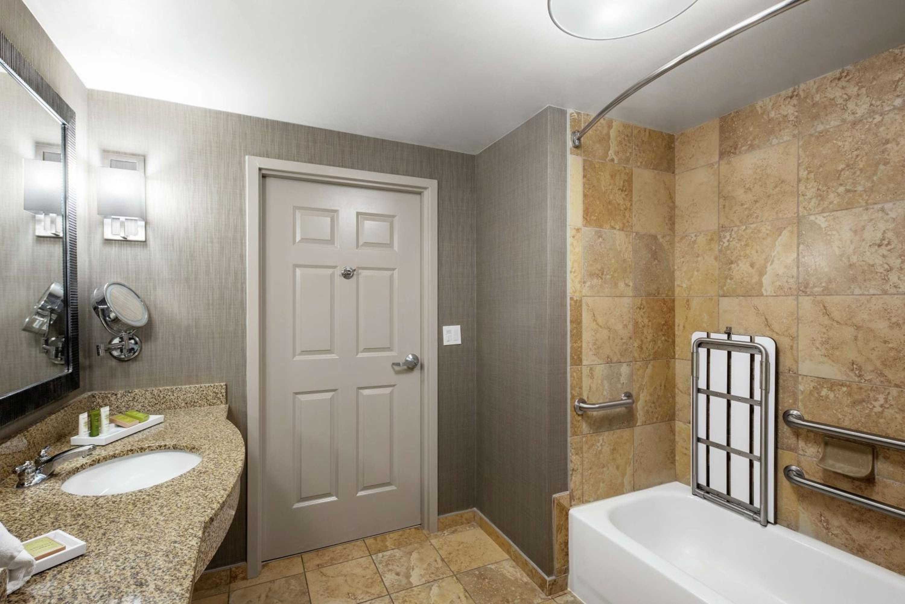 King Room with Tub - Mobility and Hearing Access - Photo 4