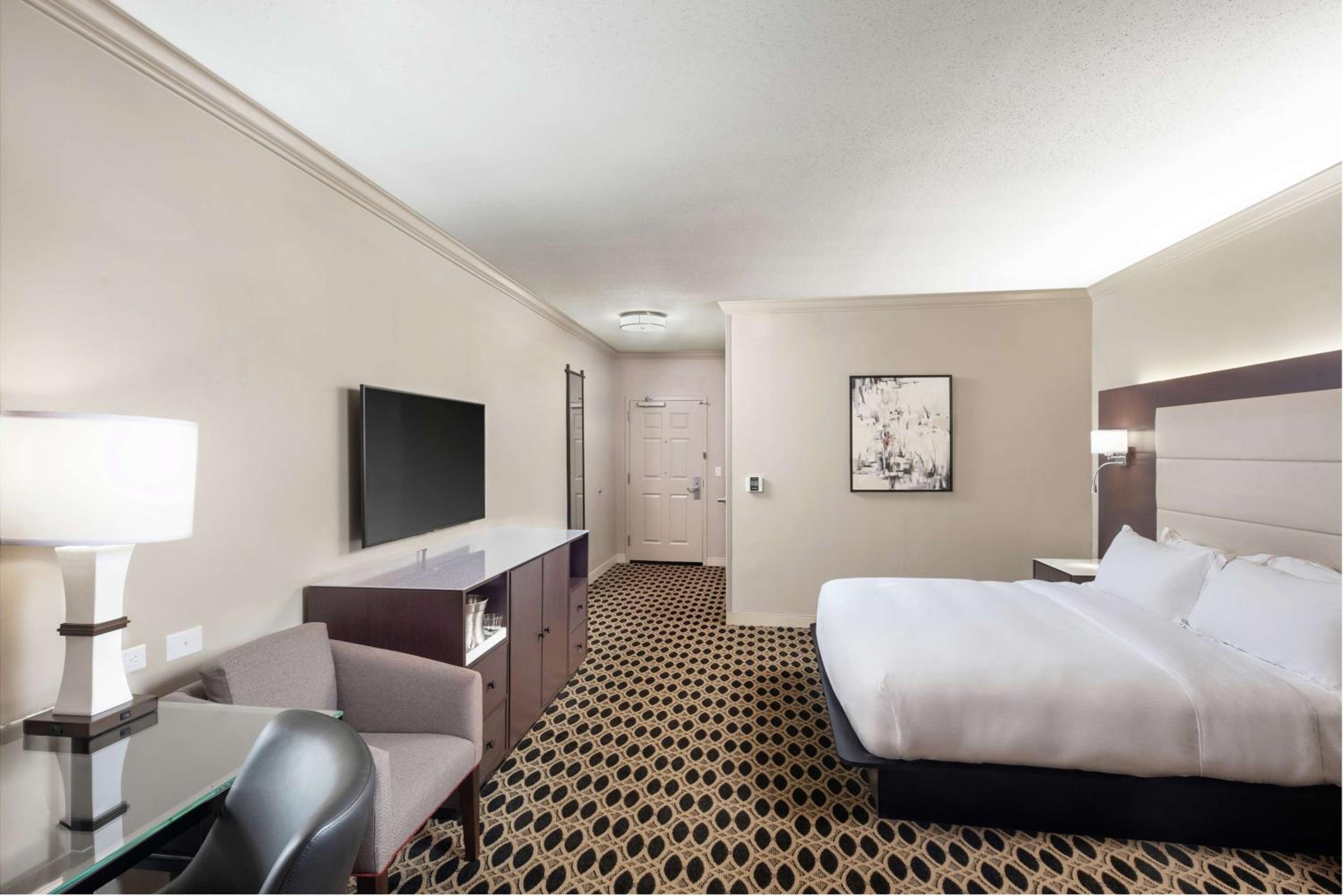 King Room with City View - Photo 4