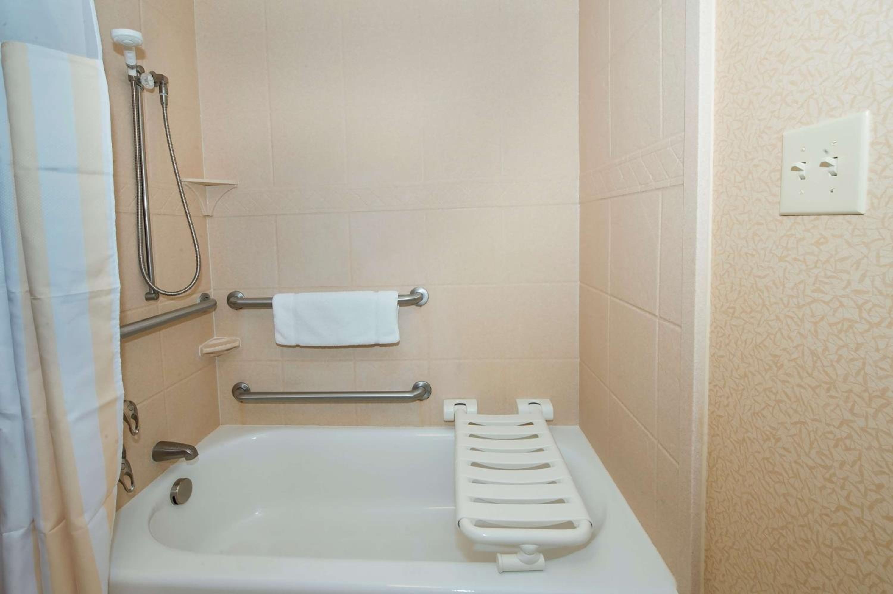 King Room with Tub - Mobility and Hearing Access - Photo 3