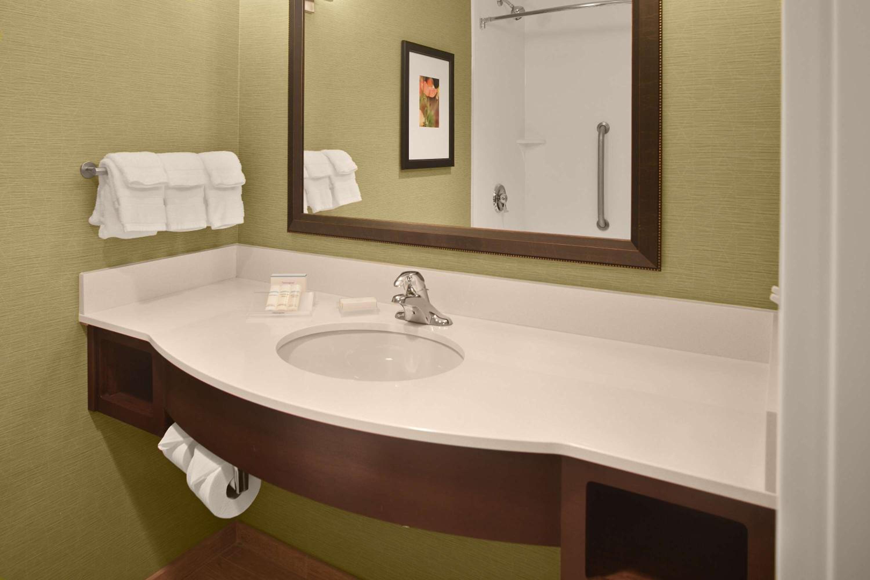 Queen Room with Two Queen Beds with Bathtub - Hearing Accessible with Microwave & Refrigerator photo 3