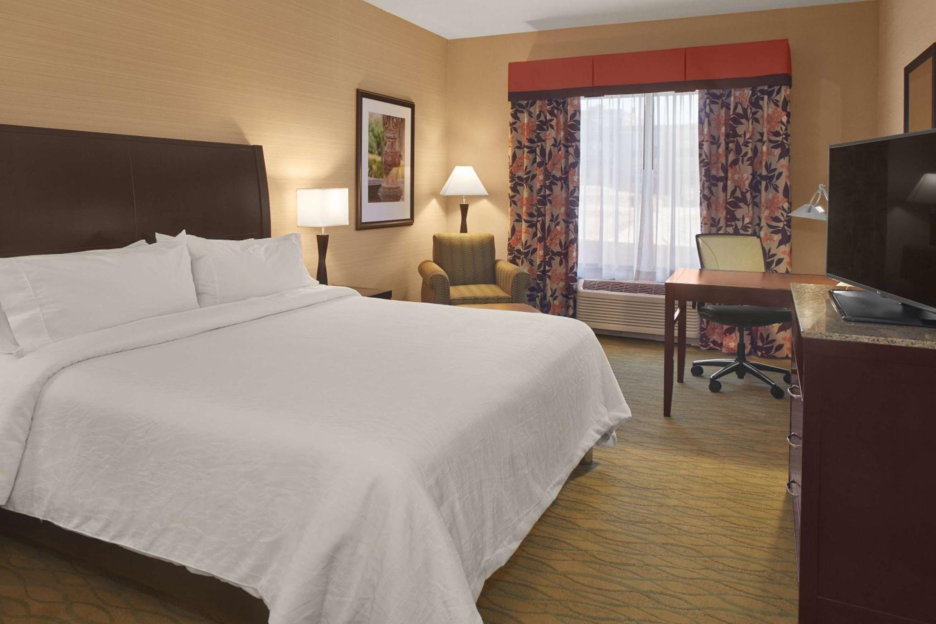 King Room with Roll-In Shower - Mobility Access photo 2