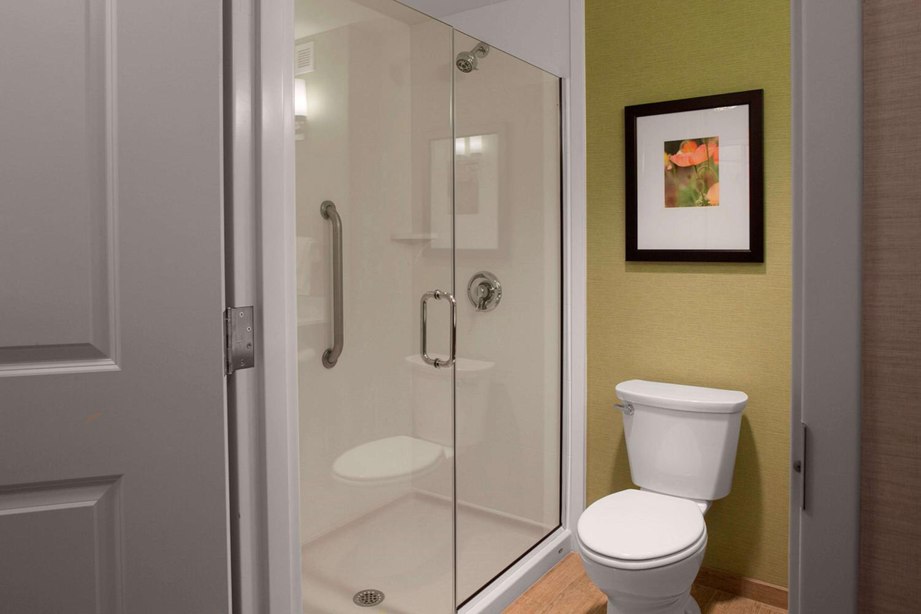 King Room with Walk-In Shower – Hearing Accessible with Microwave & Refrigerator photo 3