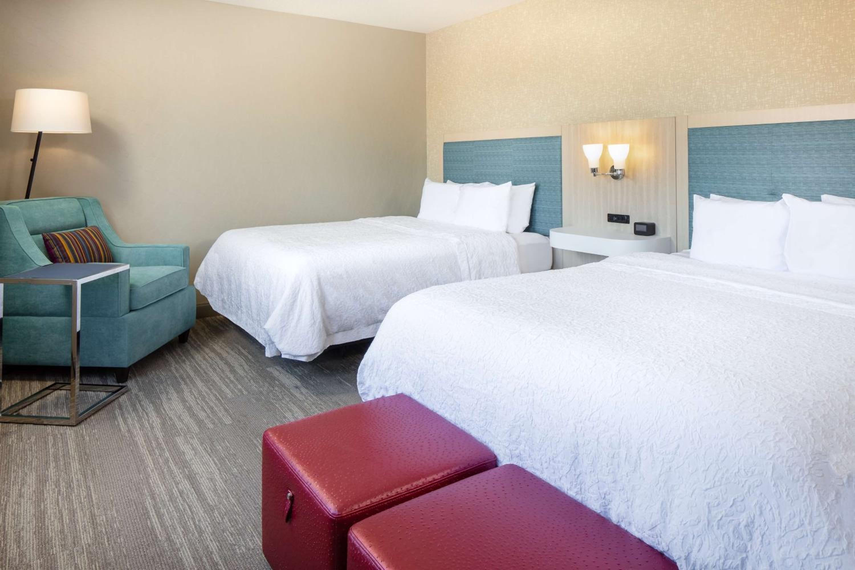 Room with Two Queen Beds - Non-Smoking - Photo 4