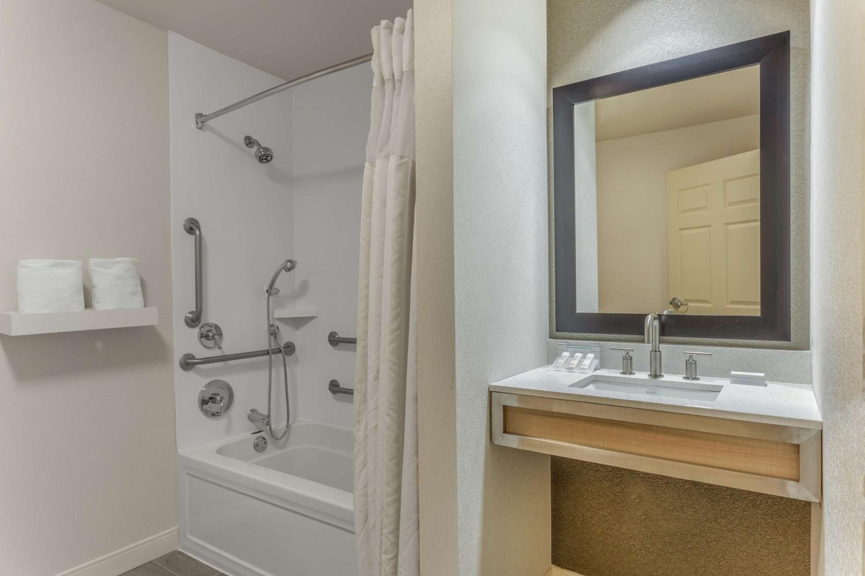 King Room with Accessible Tub - Mobility Access - Photo 3