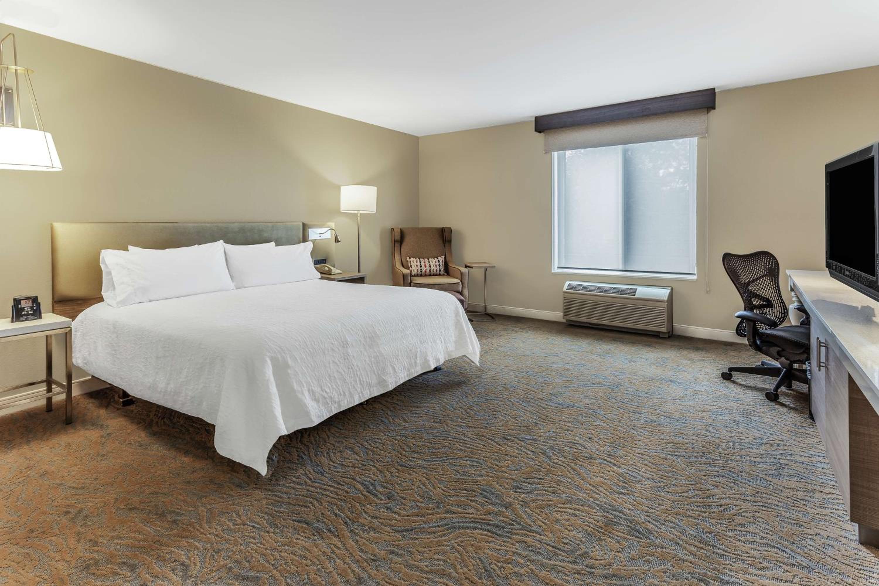 King Room with Accessible Tub - Mobility Access - Photo 1