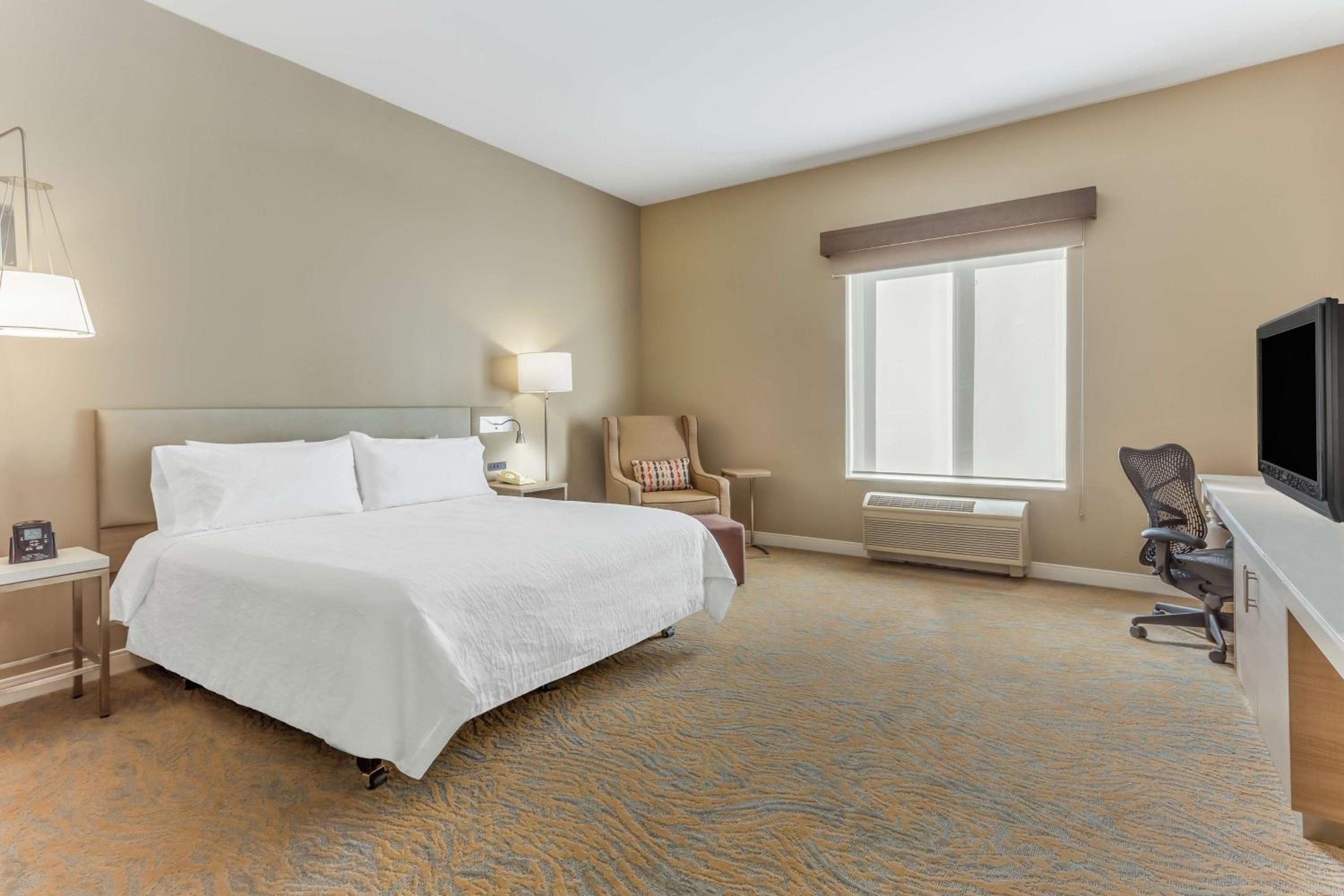 King Room with Roll-In Shower - Mobility Access - Photo 3