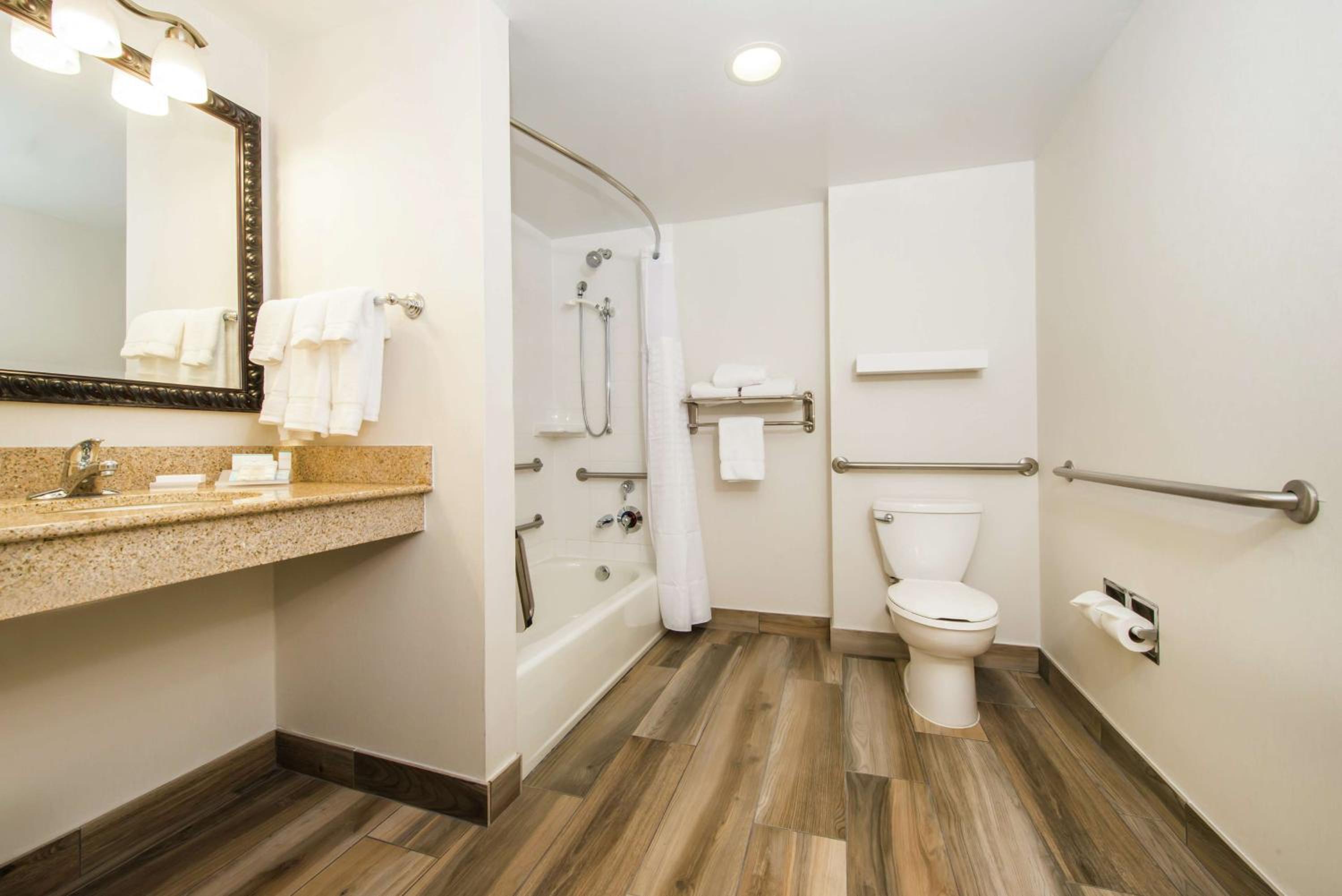 King Room with Tub - Mobility and Hearing Access - Photo 3