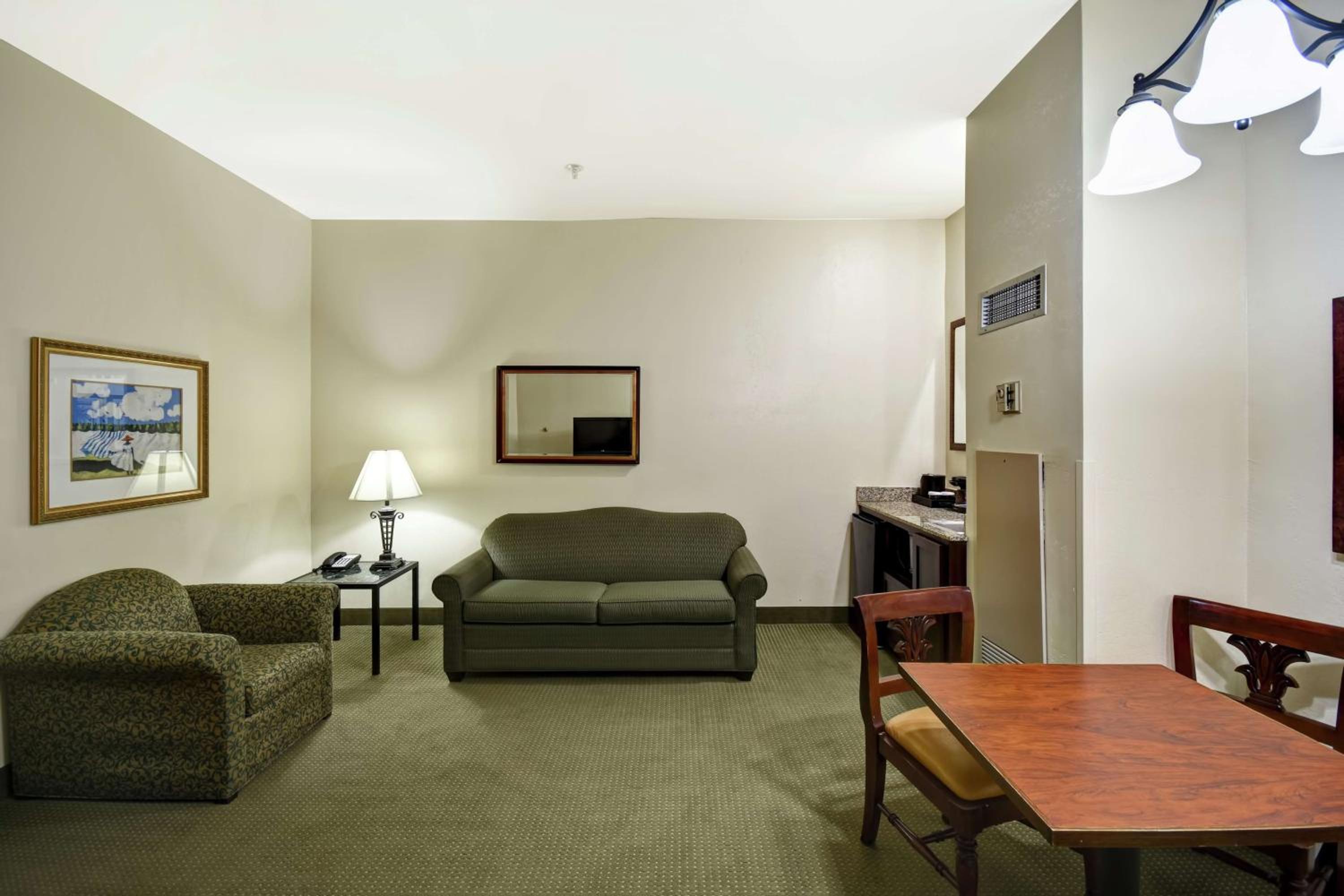 Suite with Two Double Beds - Non-Smoking - Photo 4