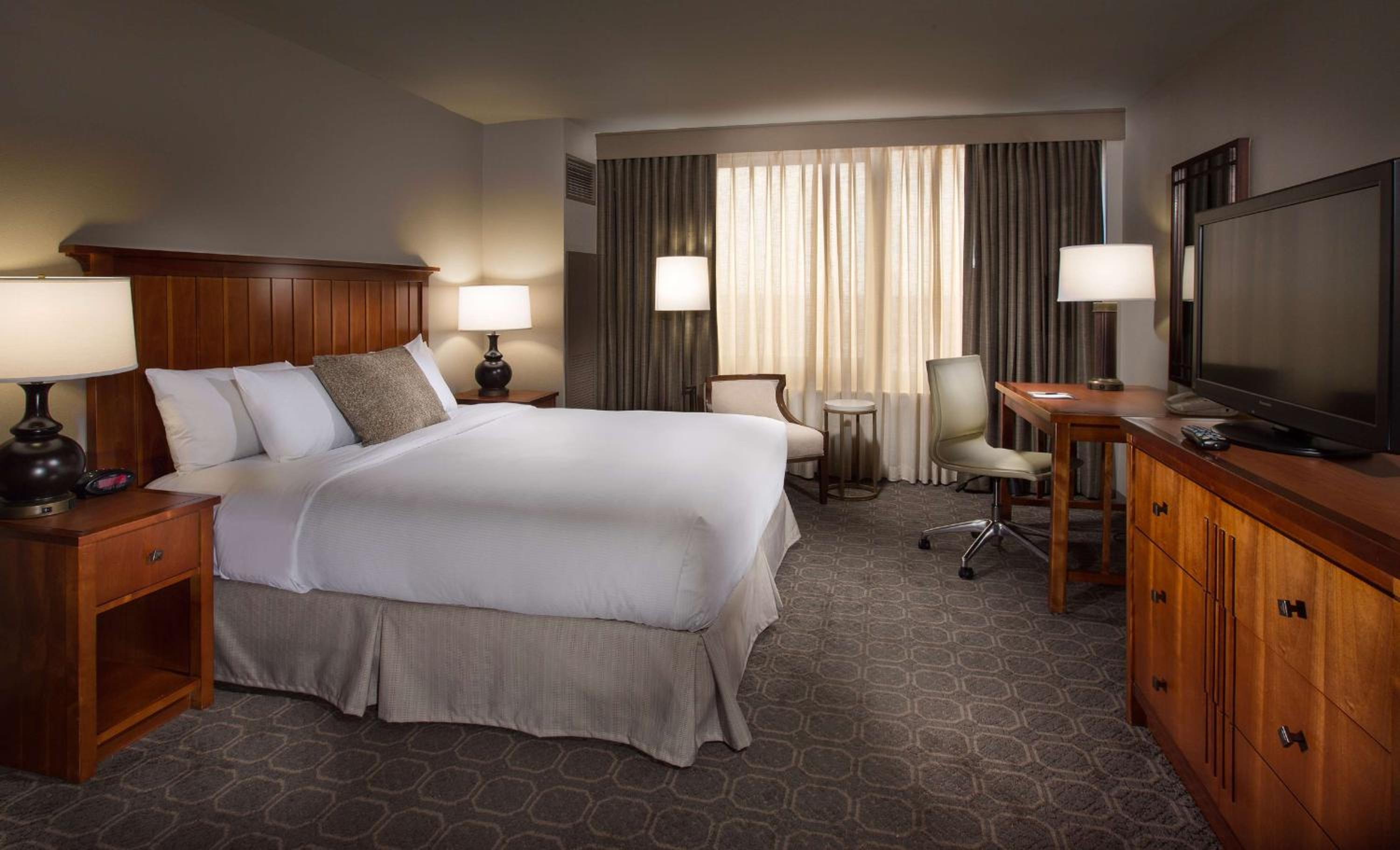 King Room - Non-Smoking - Photo 2