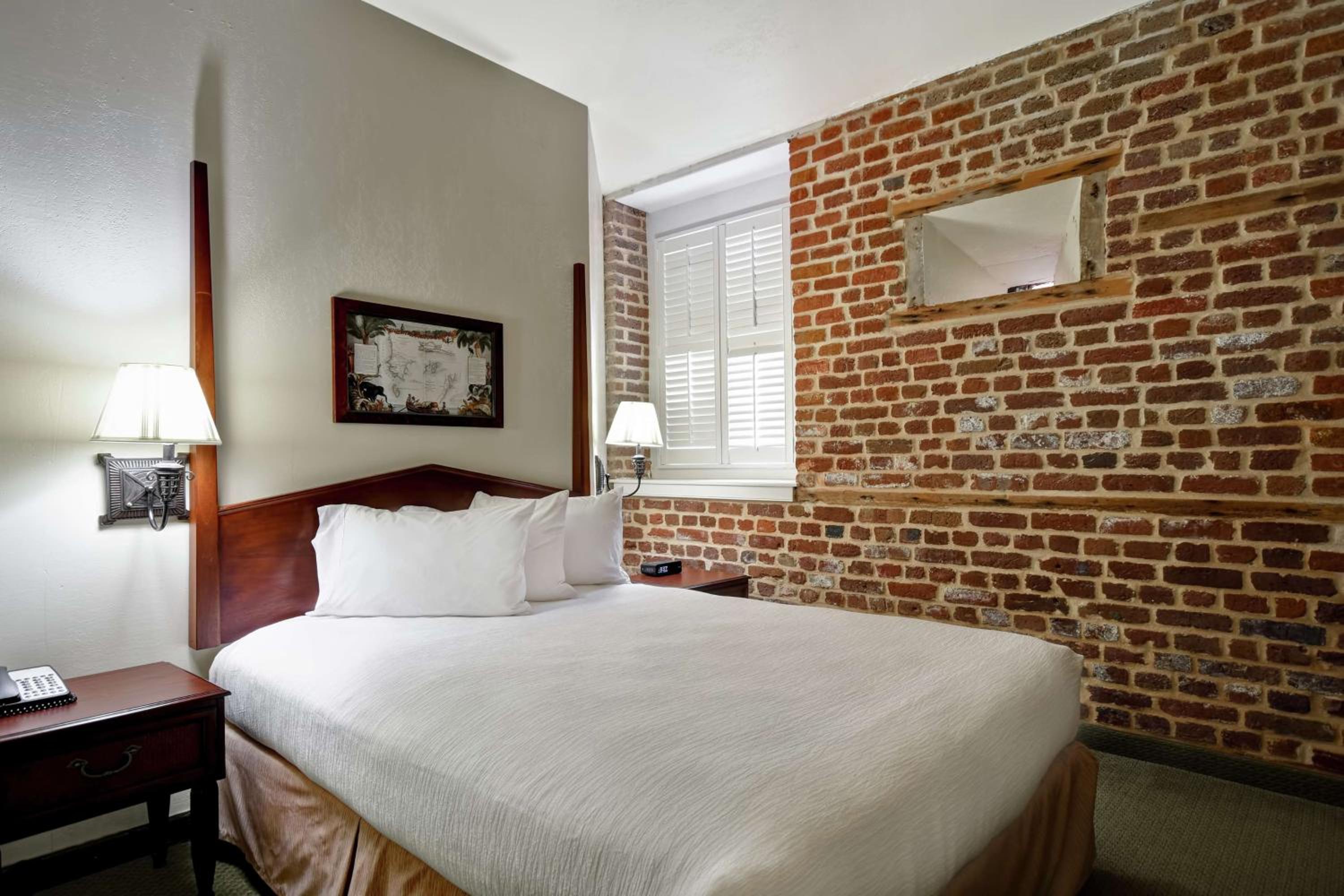 Queen Suite with Disability and Hearing Access/Non-Smoking - Photo 6