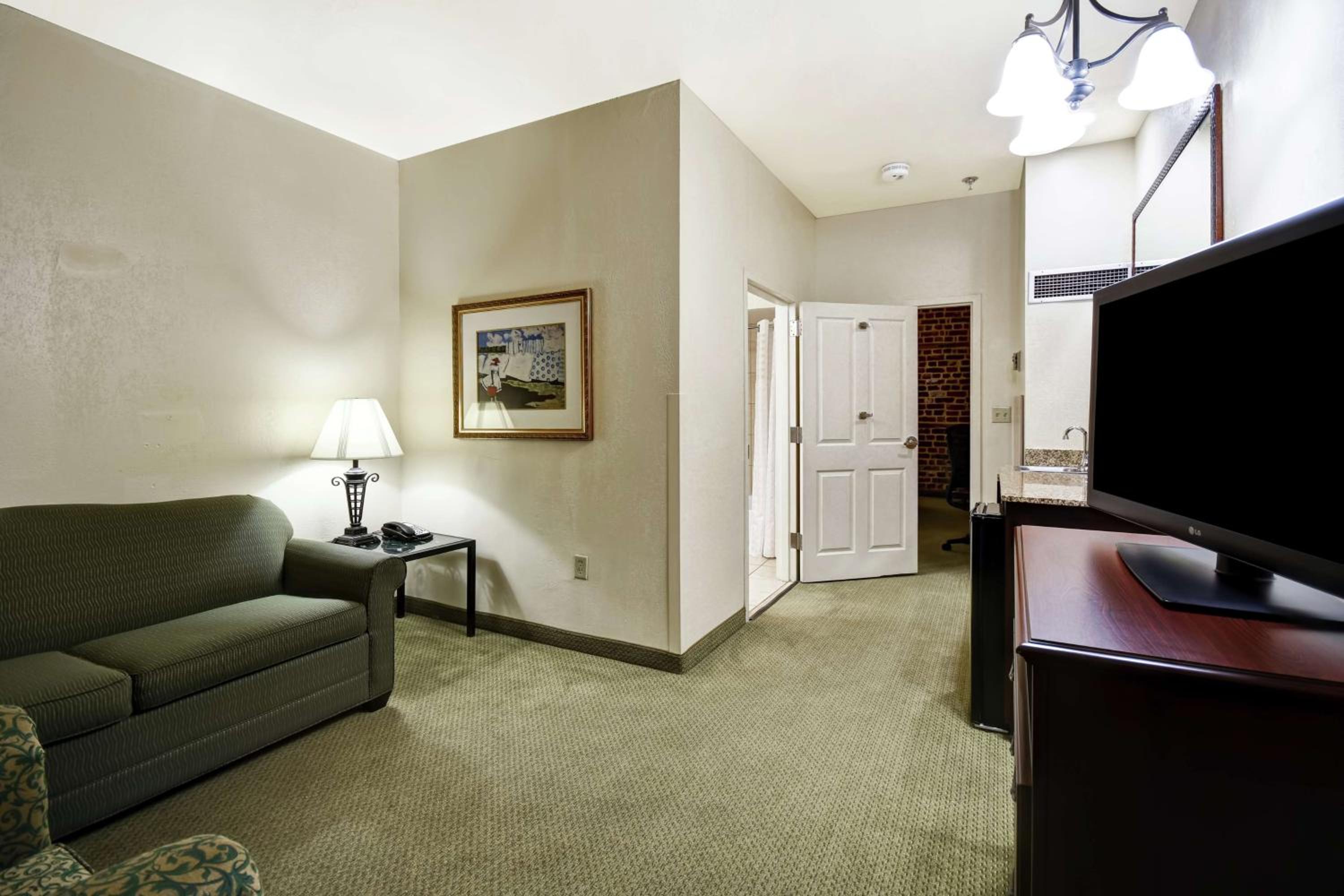 Queen Suite - Non-Smoking - Photo 6