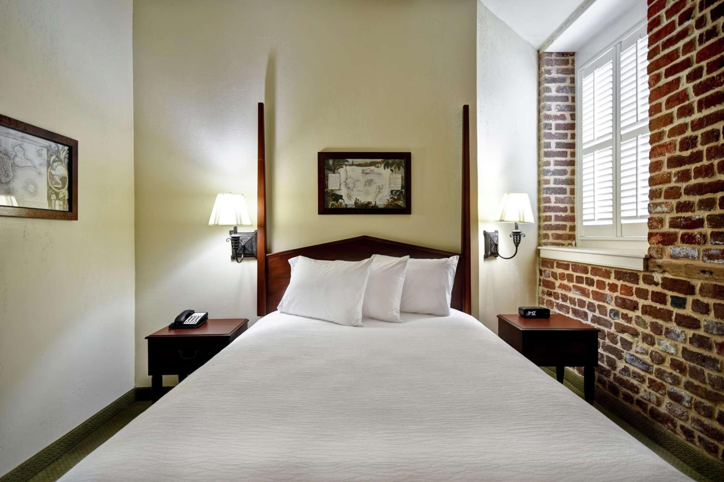 Queen Suite with Disability and Hearing Access/Non-Smoking - Photo 2